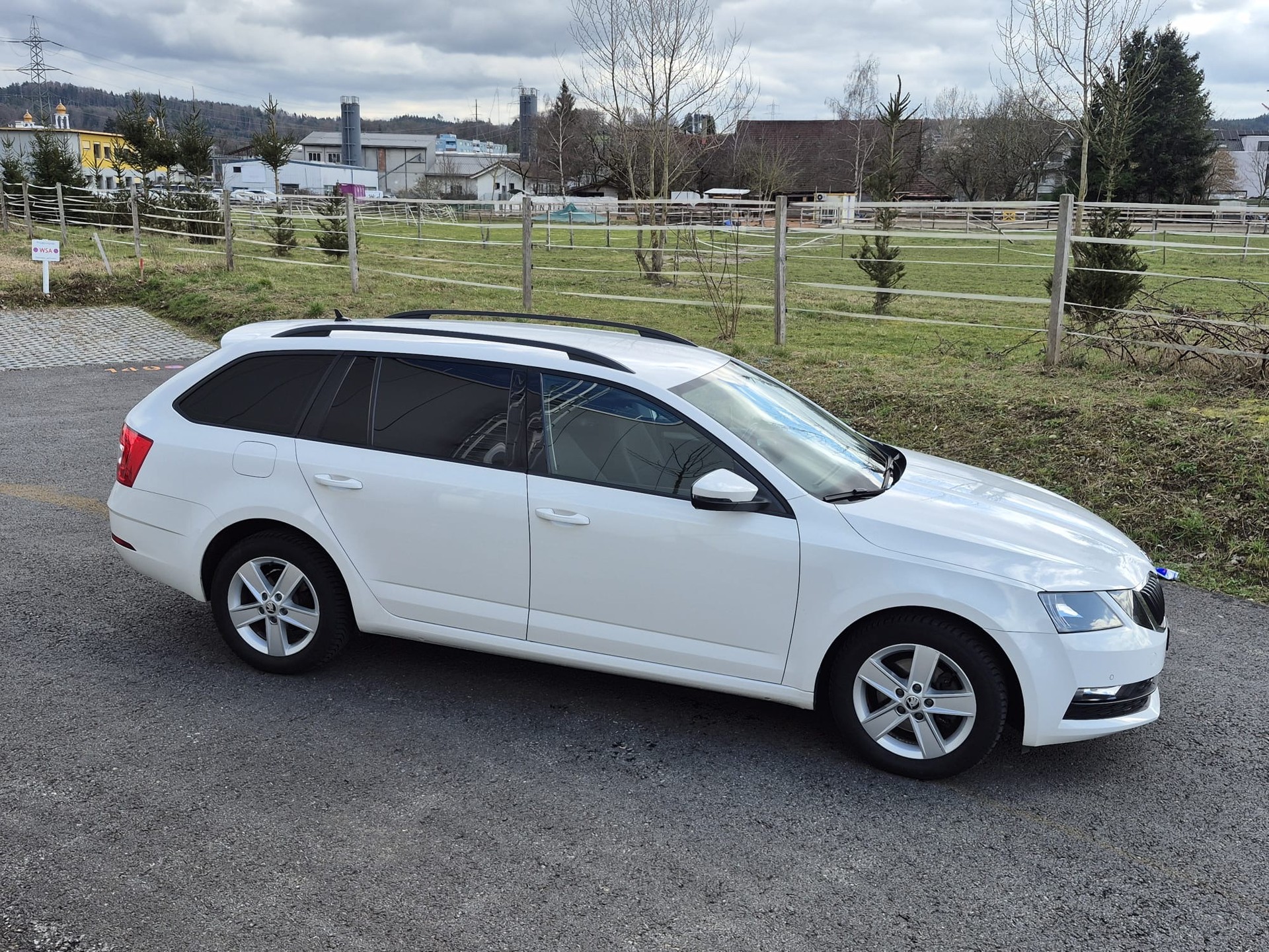 SKODA Octavia Combi 1.4 TSI Ambition DSG-image-1