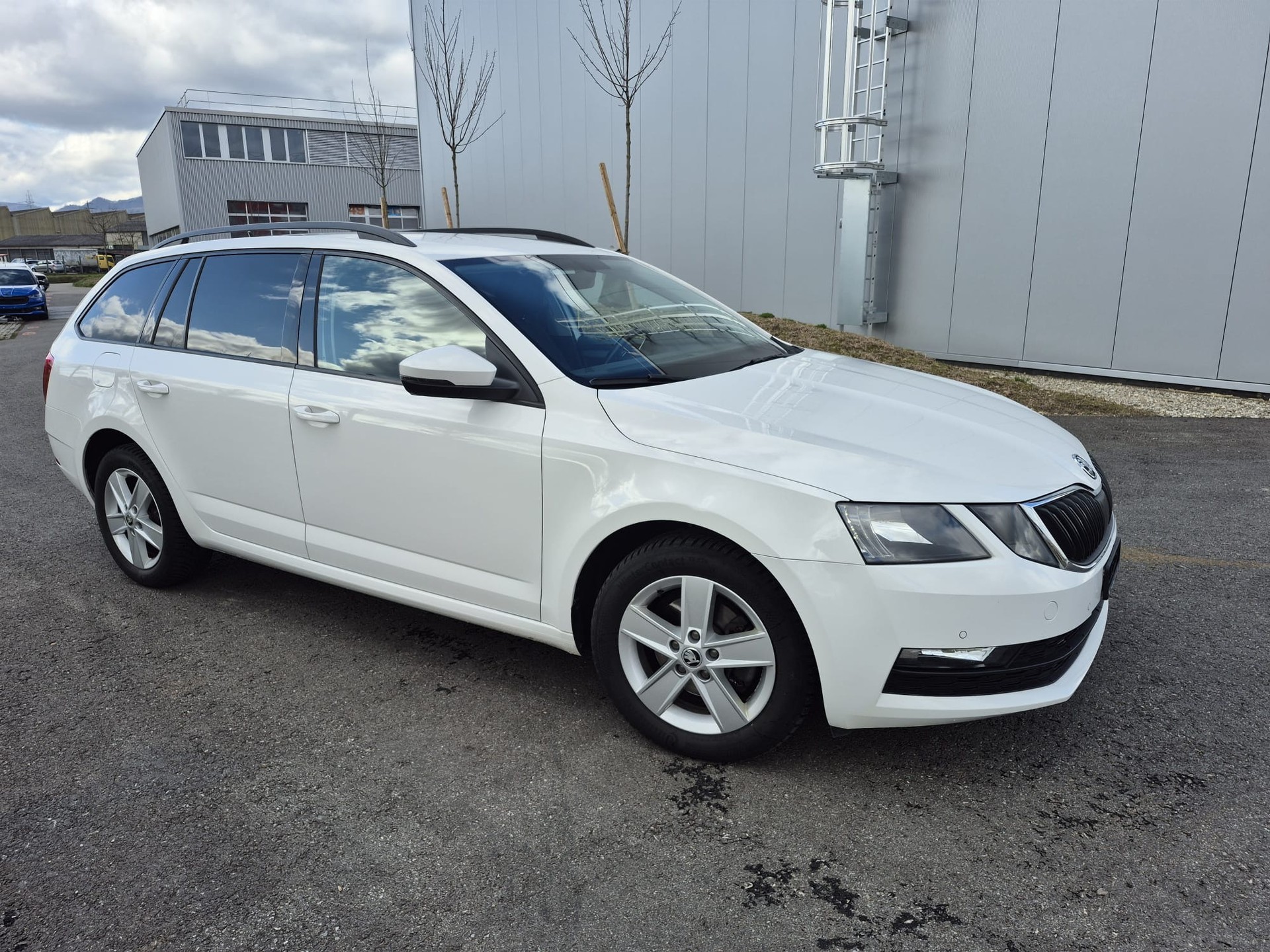 SKODA Octavia Combi 1.4 TSI Ambition DSG-image-4