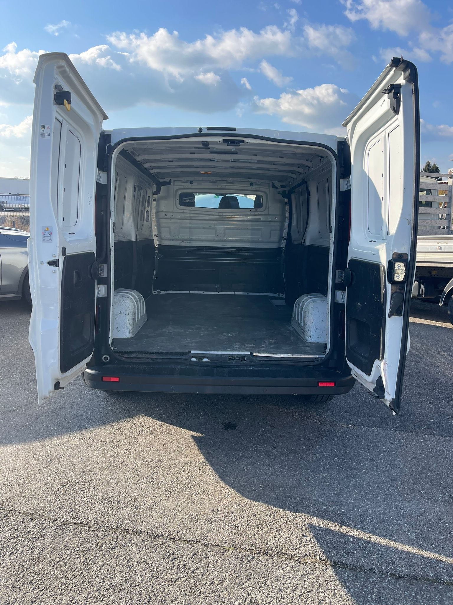 RENAULT Trafic 2.0 dCi 120 3.0t Access L2H1-image-7