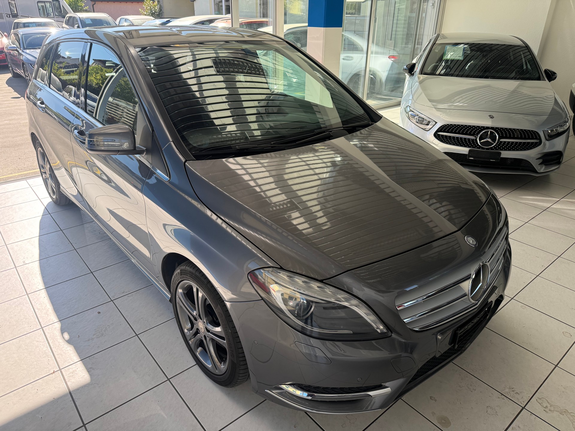 MERCEDES-BENZ B 180 7G-DCT-showroom-element-2