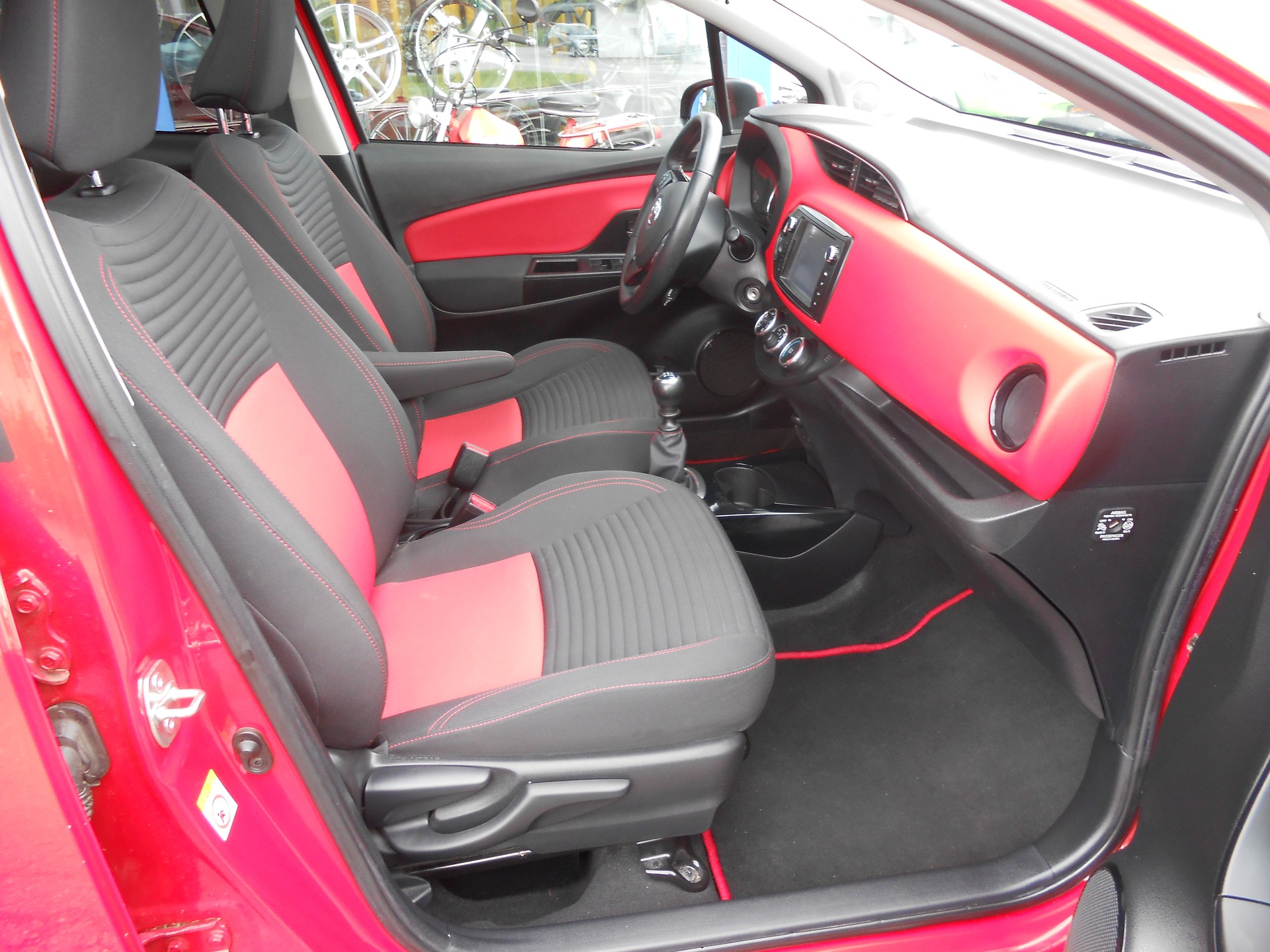 TOYOTA Yaris 1.33 Style-image-5