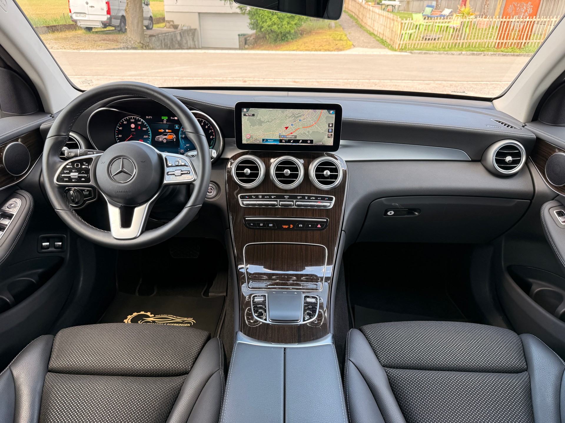 MERCEDES-BENZ GLC 300 e 4Matic 9G-Tronic-image-12