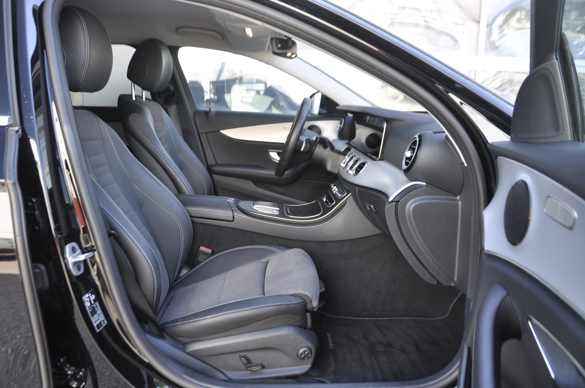 MERCEDES-BENZ E 300 de T 4Matic AMG Line 9G-Tronic-image-6