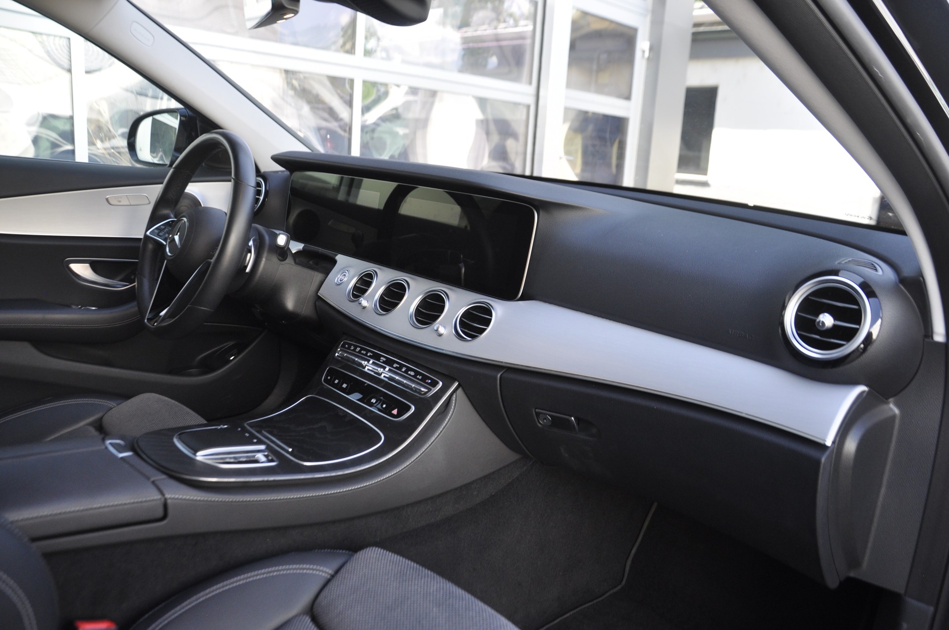 MERCEDES-BENZ E 300 de T 4Matic AMG Line 9G-Tronic-image-7