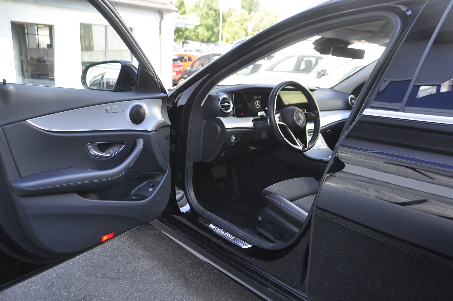 MERCEDES-BENZ E 300 de T 4Matic AMG Line 9G-Tronic-image-3