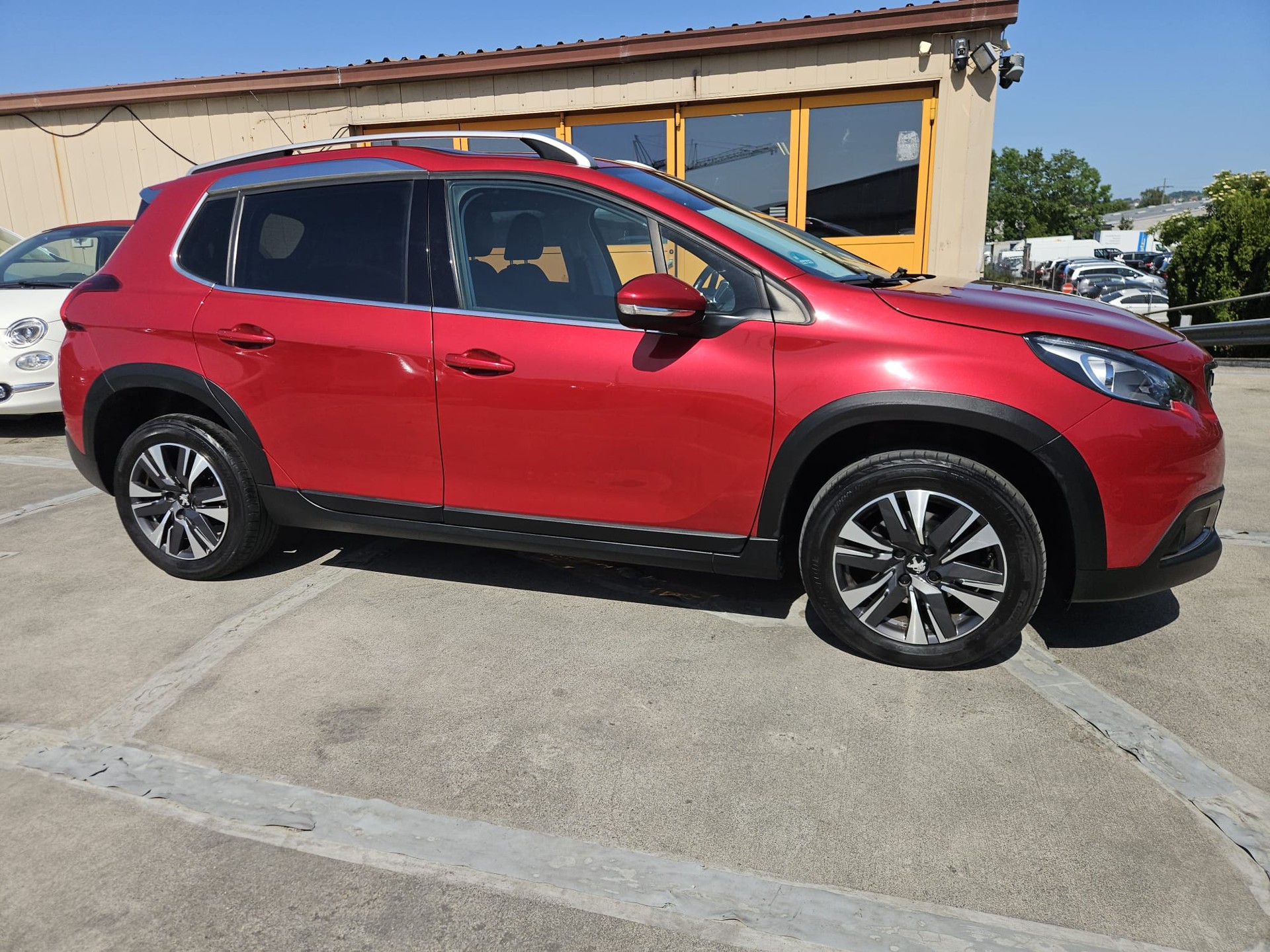 PEUGEOT 2008 1.2 PureTech Allure EAT6-image-4