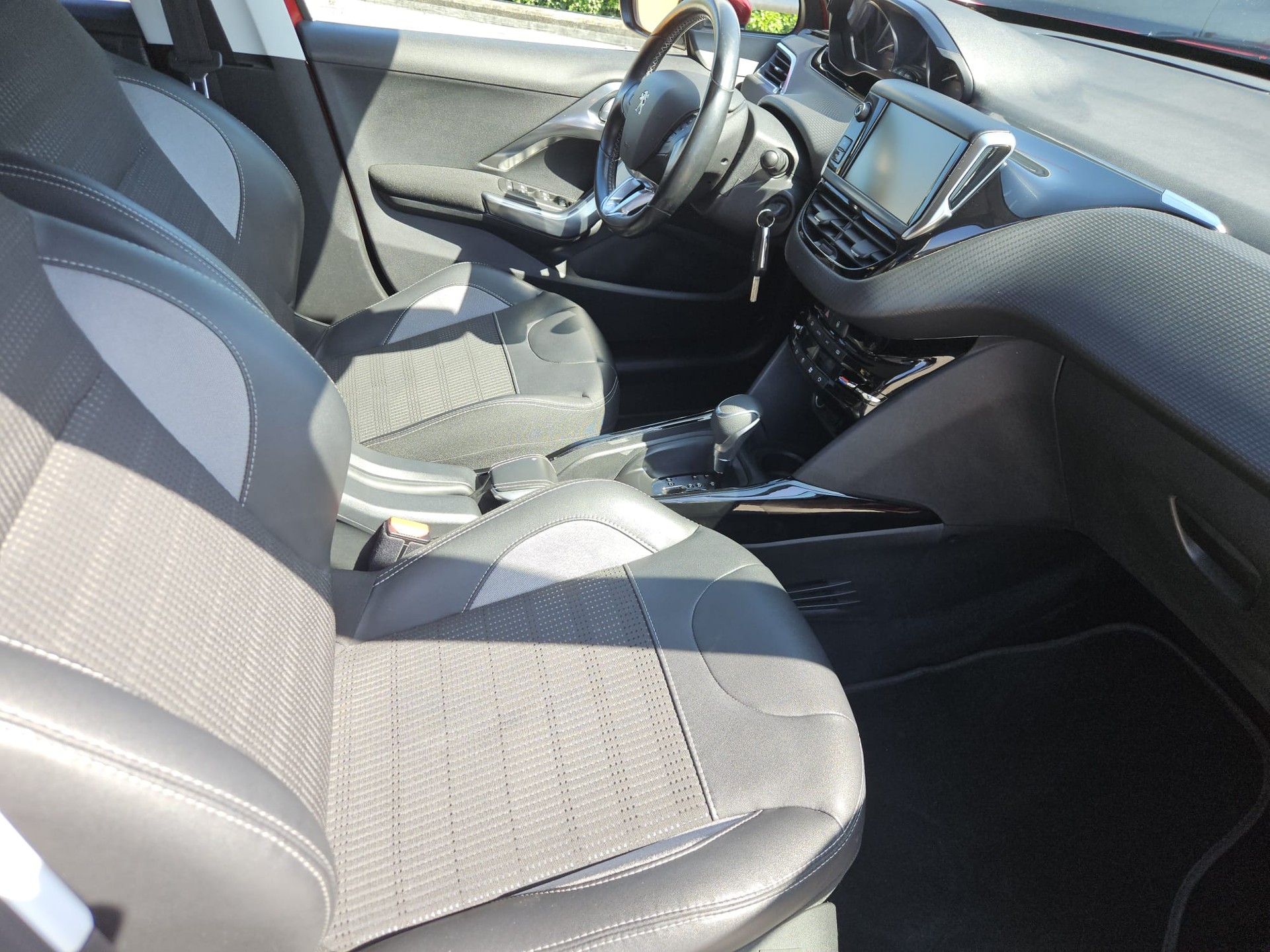 PEUGEOT 2008 1.2 PureTech Allure EAT6-image-6