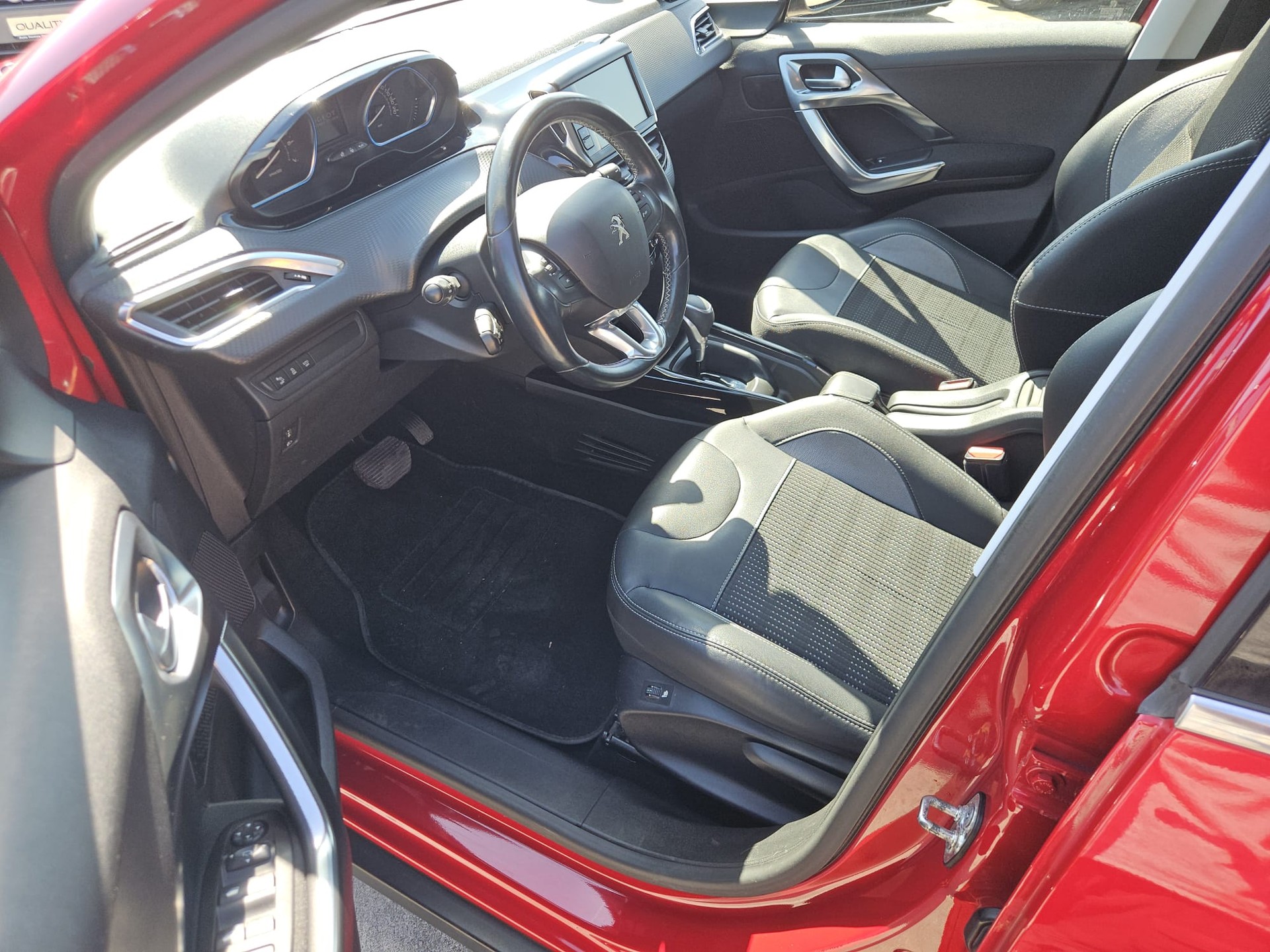 PEUGEOT 2008 1.2 PureTech Allure EAT6-image-9