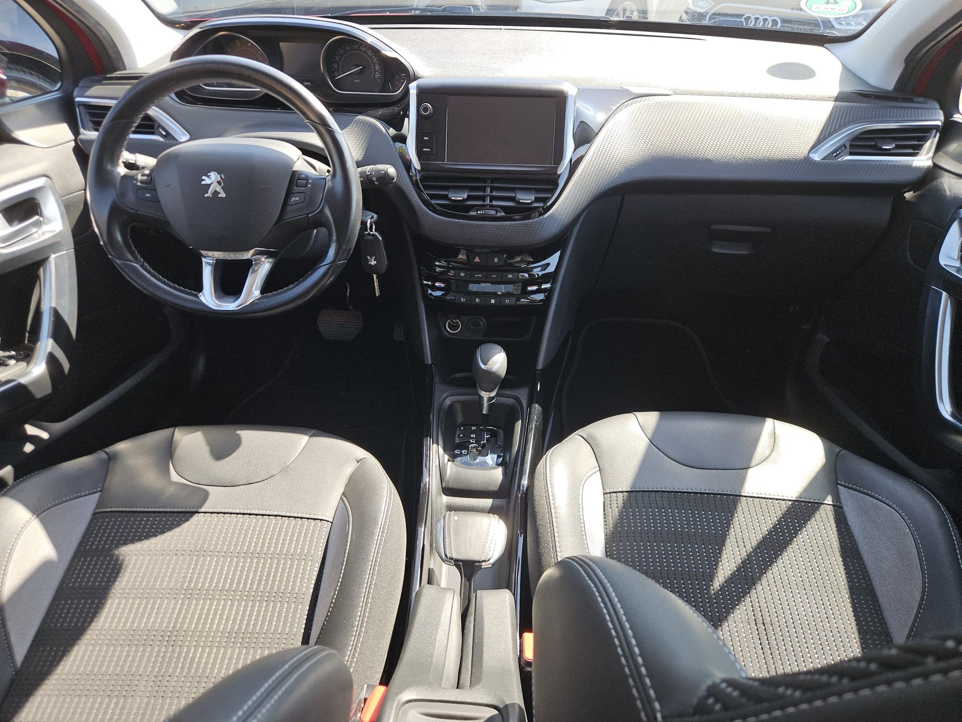 PEUGEOT 2008 1.2 PureTech Allure EAT6-image-7