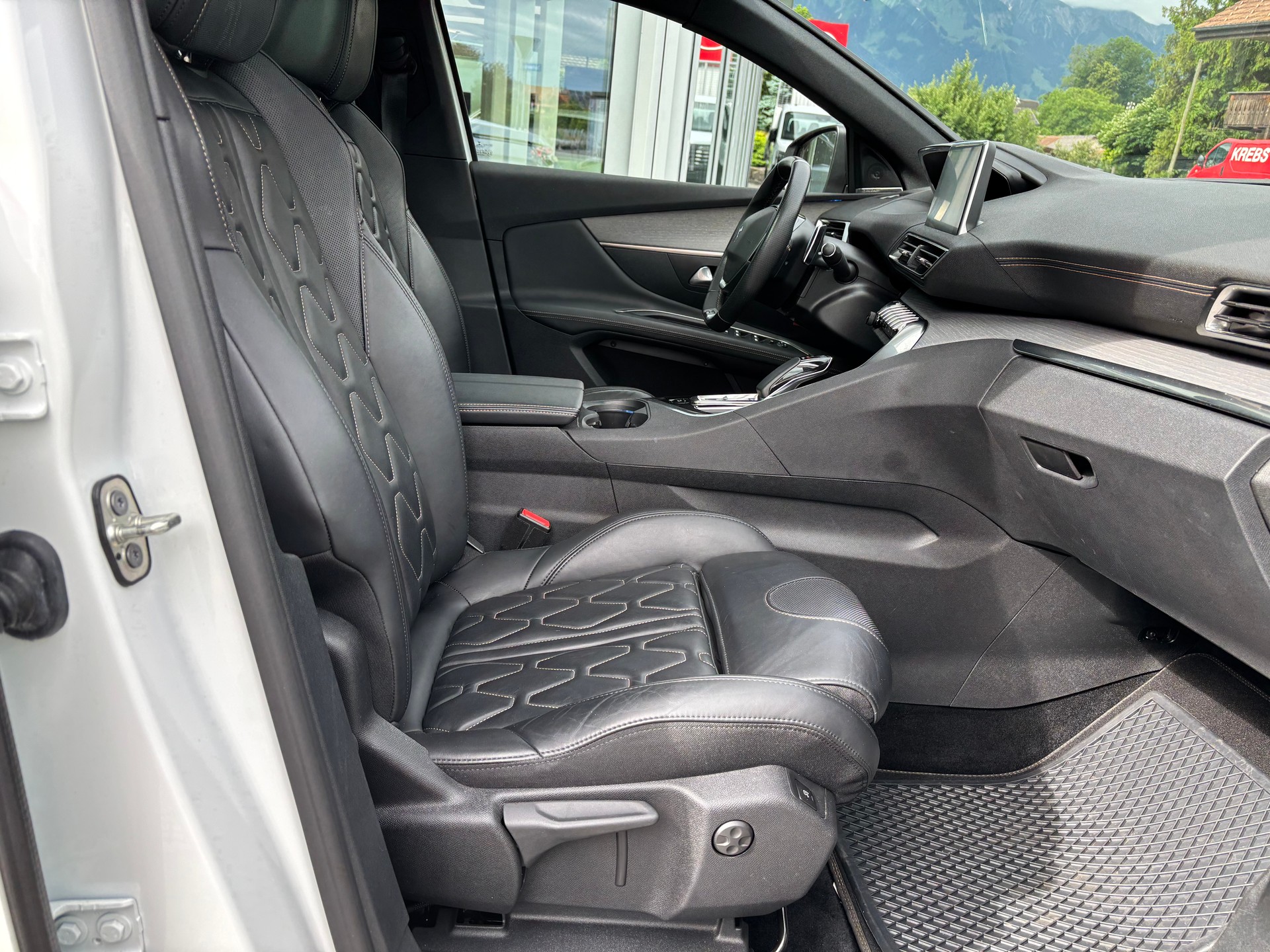 PEUGEOT 3008 GT 300e Hybrid4-image-7