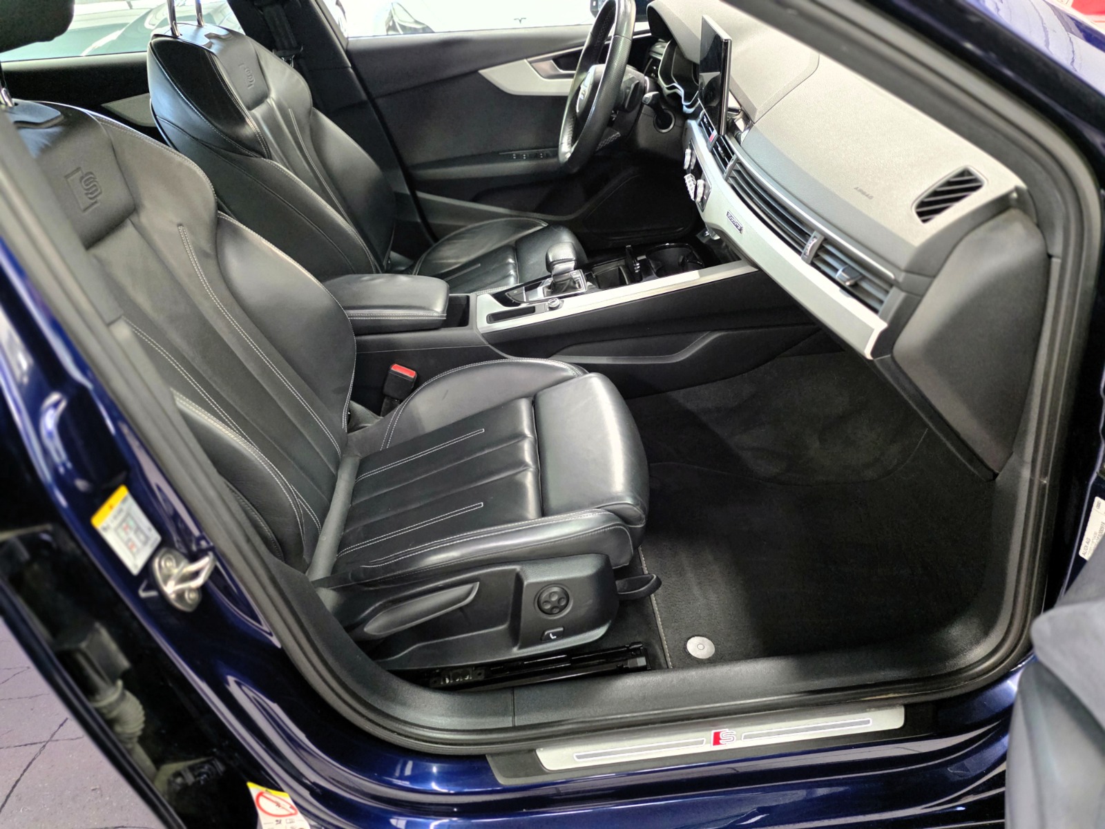 AUDI A4 Avant 40 TDI S line Attraction quattro S-tronic-image-12