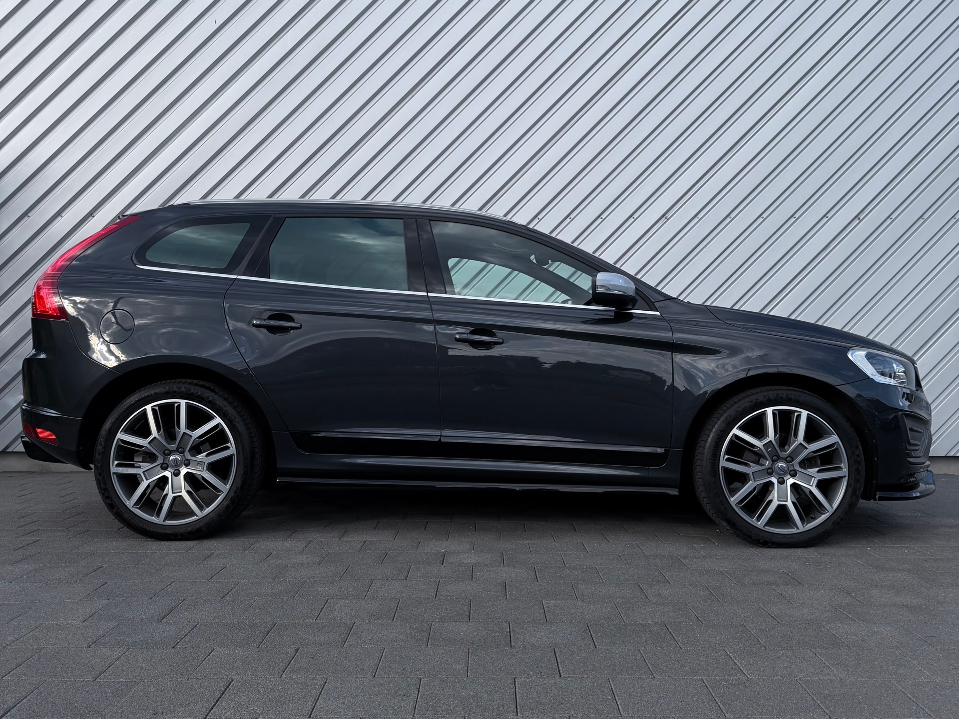 VOLVO XC60 D5 AWD R-Design Geartronic Polestar-showroom-element-1