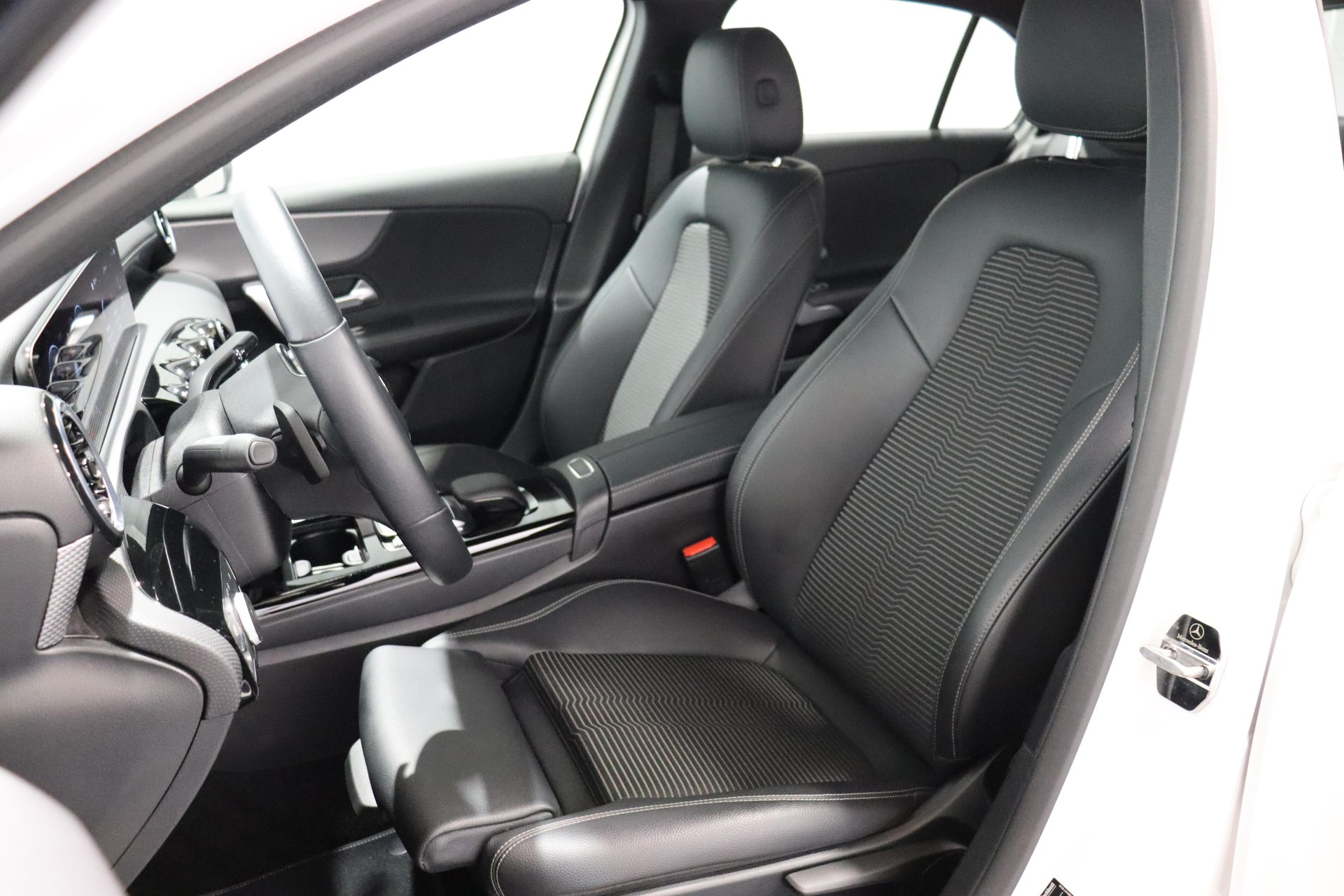 MERCEDES-BENZ A 250 Progressive-image-16