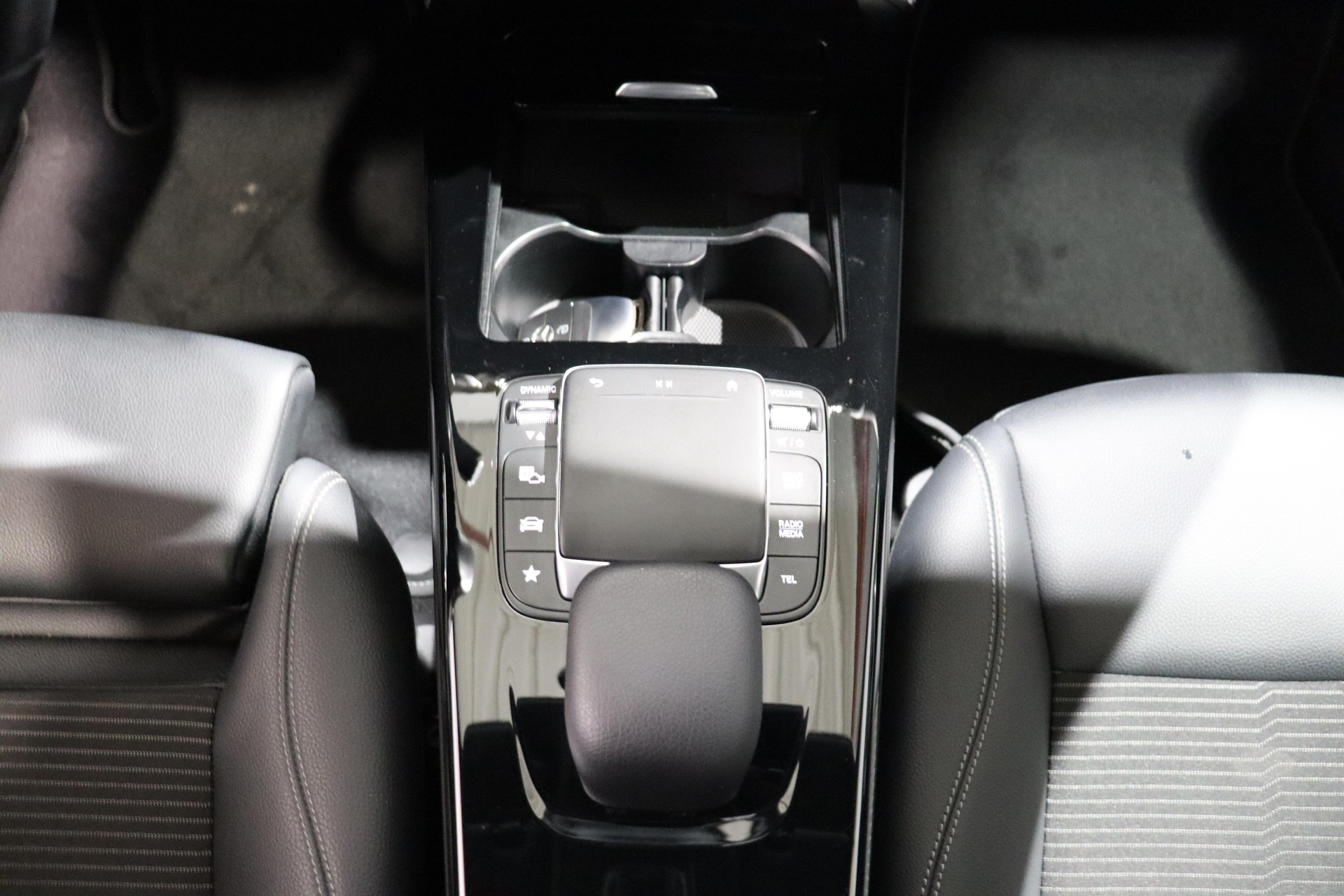 MERCEDES-BENZ A 250 Progressive-image-2