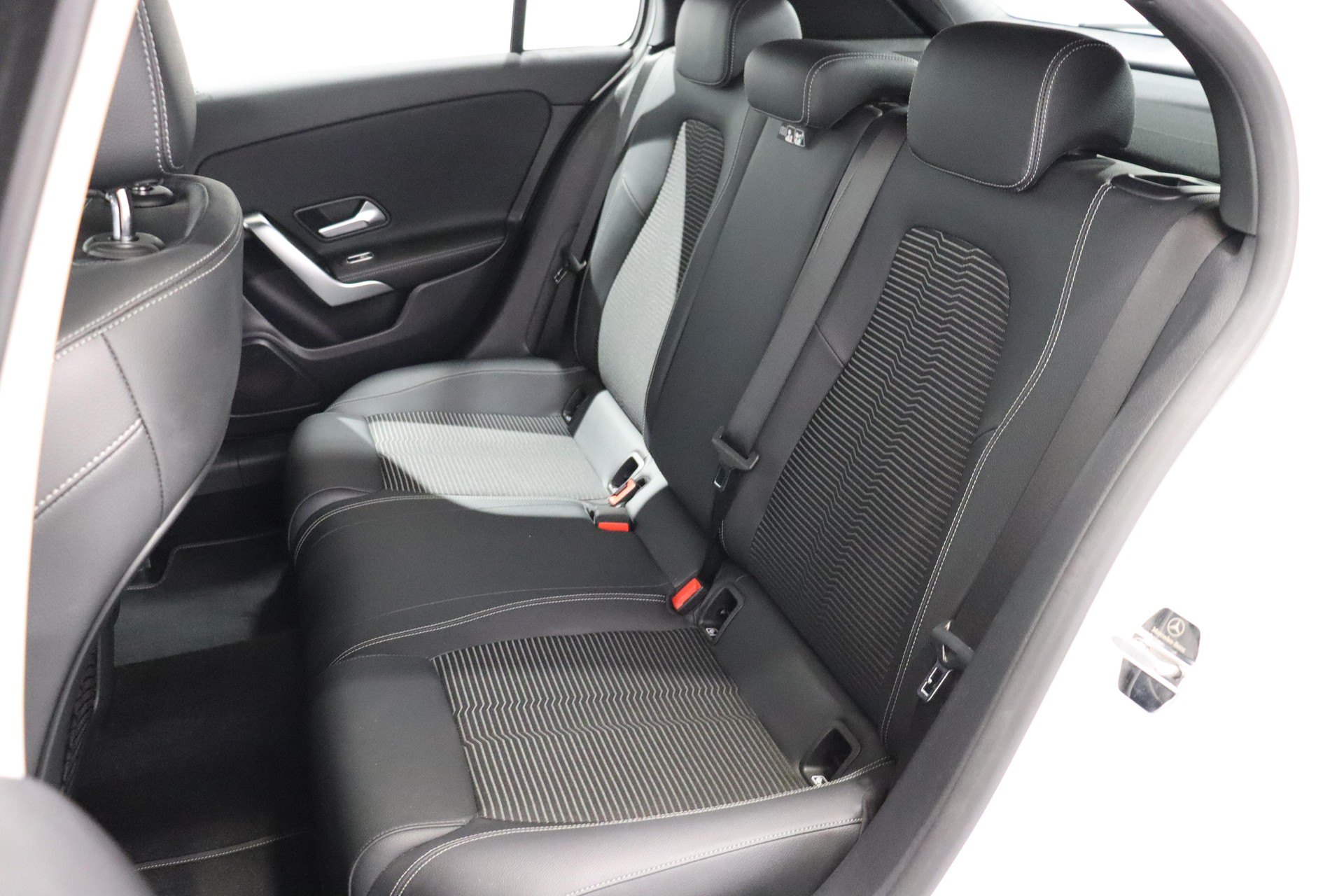 MERCEDES-BENZ A 250 Progressive-image-17