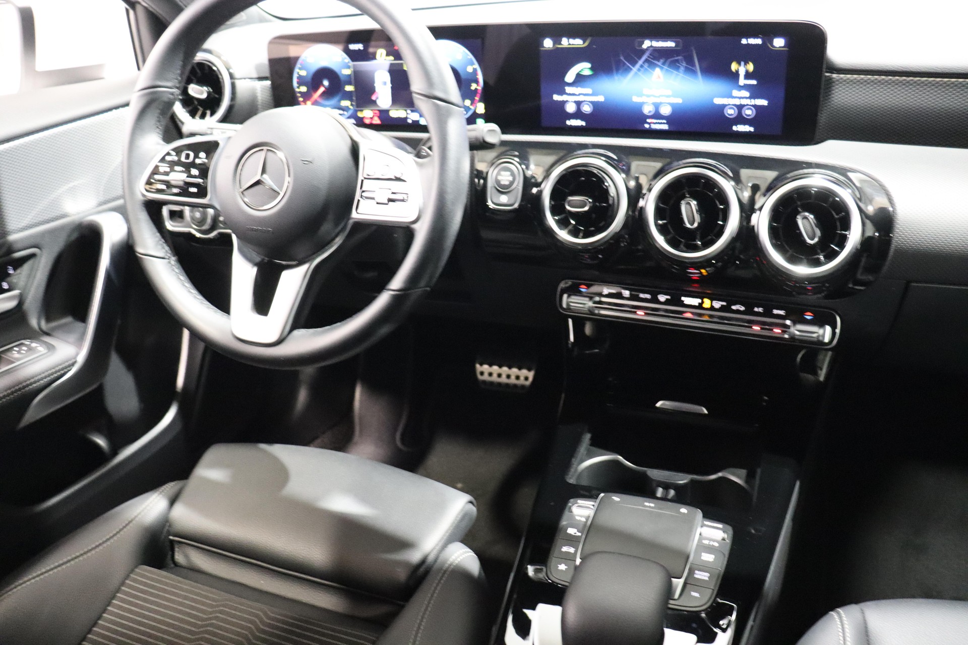 MERCEDES-BENZ A 250 Progressive-image-3