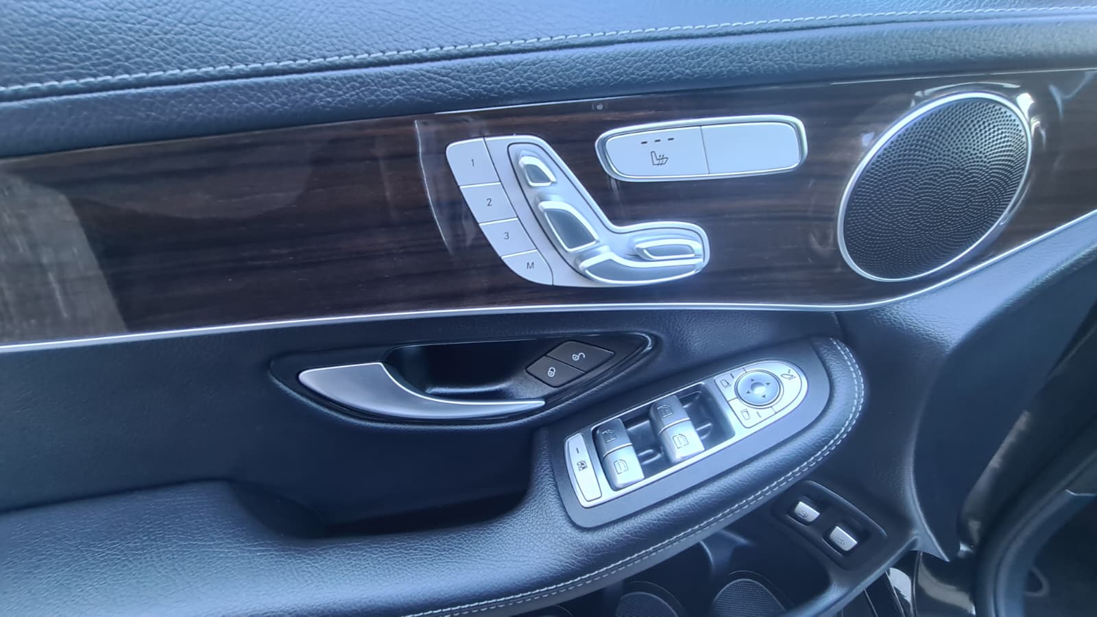 MERCEDES-BENZ GLC 300 e 4Matic 9G-Tronic ** 319 PS ** Voll-Leder ** Gr-Navi ** RF-Kamera 360° ** Panorama-Glass ** Sitzmemory **-image-10