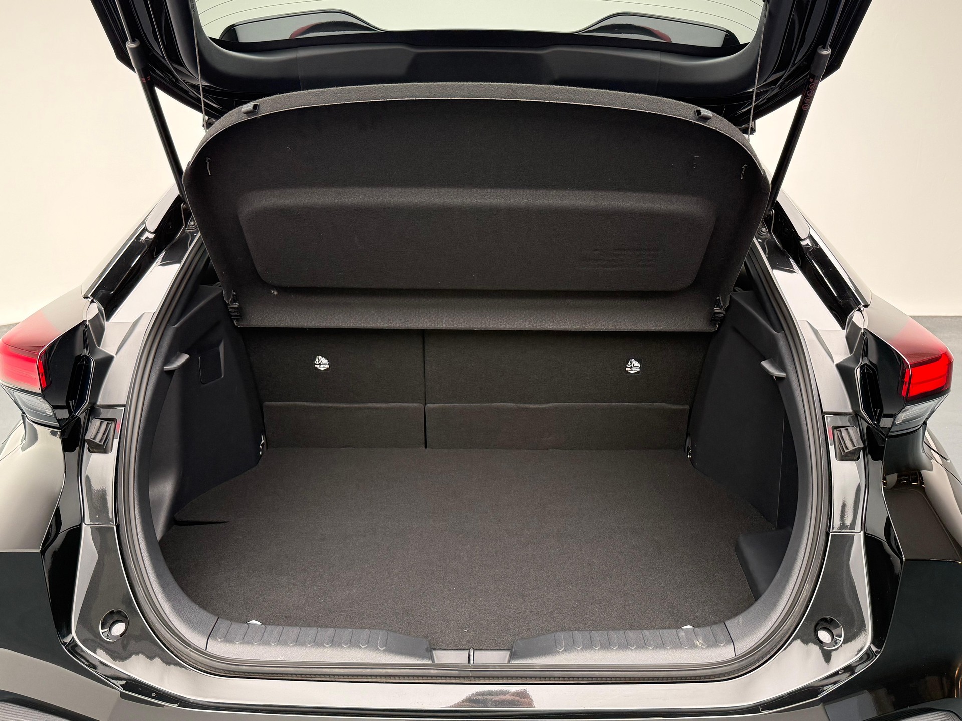 TOYOTA C-HR 2.0 PHEV Swiss Edition-image-11