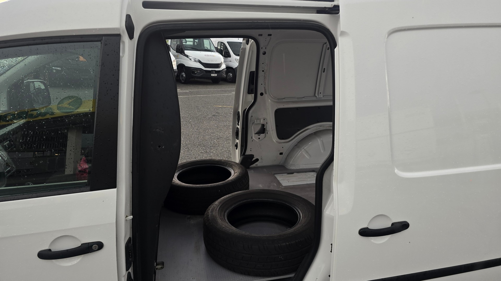 VW Caddy Maxi 2.0TDI BlueMotion Technology-image-10