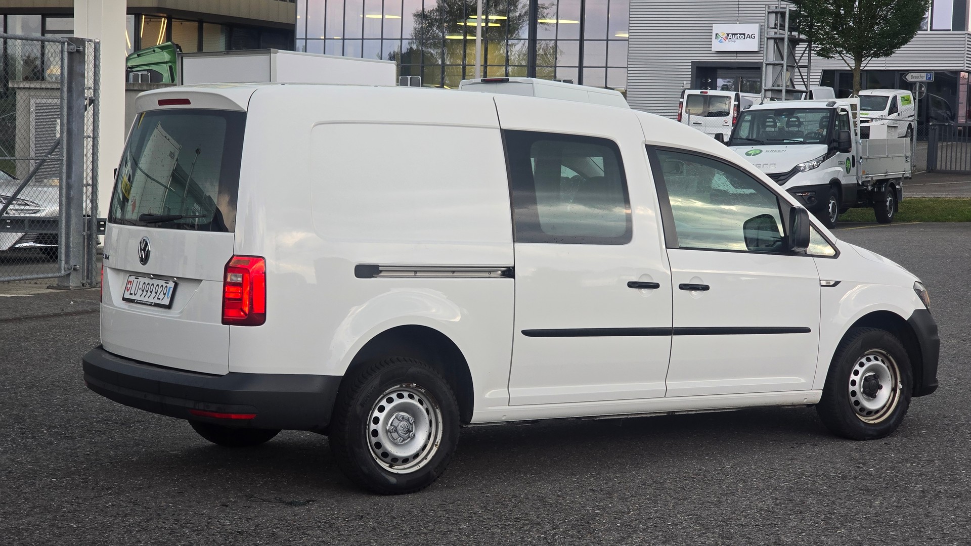 VW Caddy Maxi 2.0TDI BlueMotion Technology-image-4
