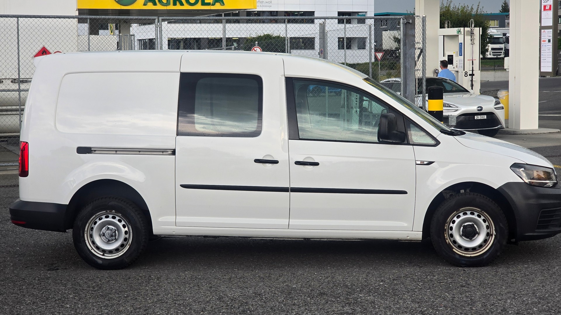 VW Caddy Maxi 2.0TDI BlueMotion Technology-image-5