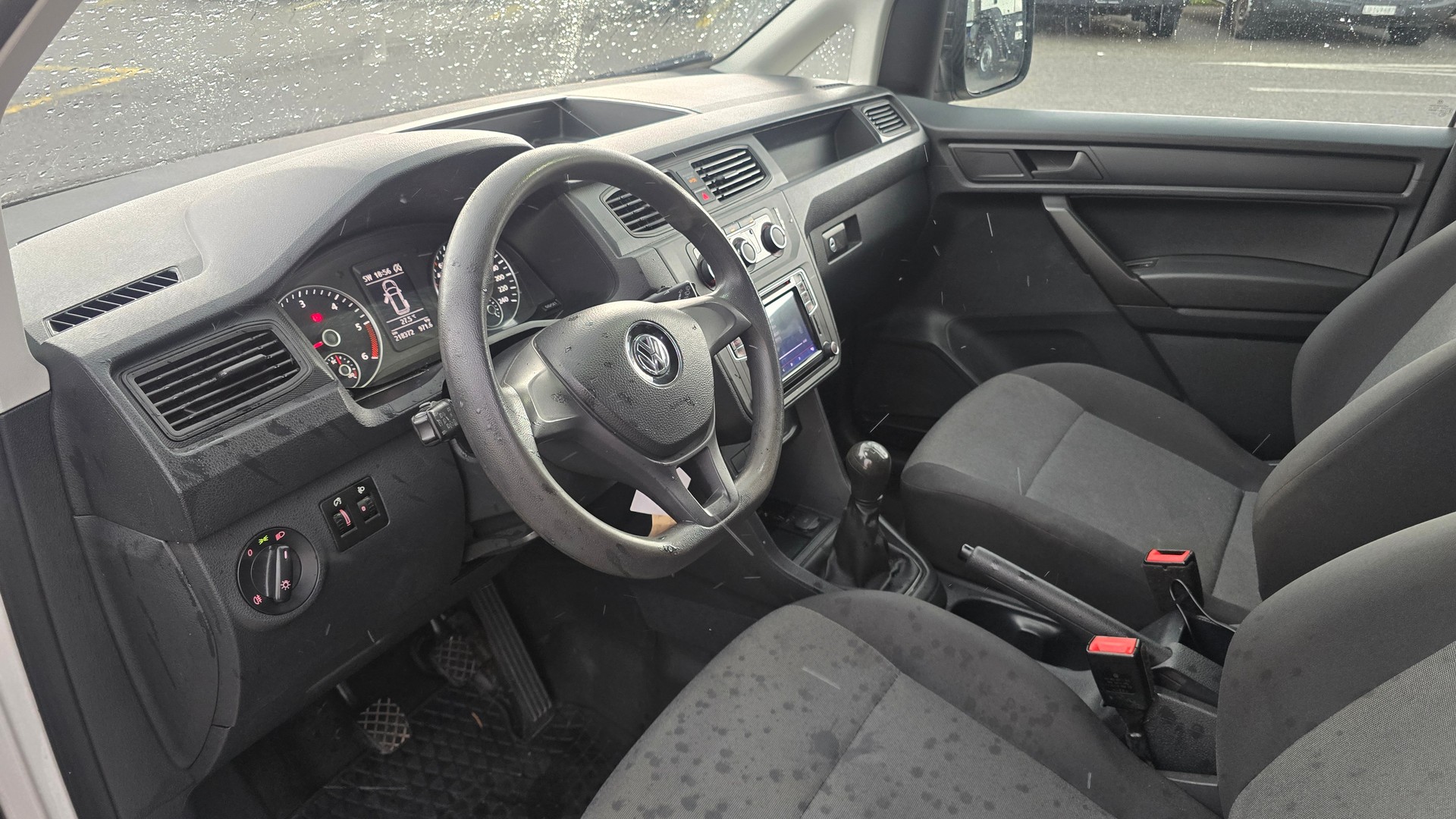 VW Caddy Maxi 2.0TDI BlueMotion Technology-image-12