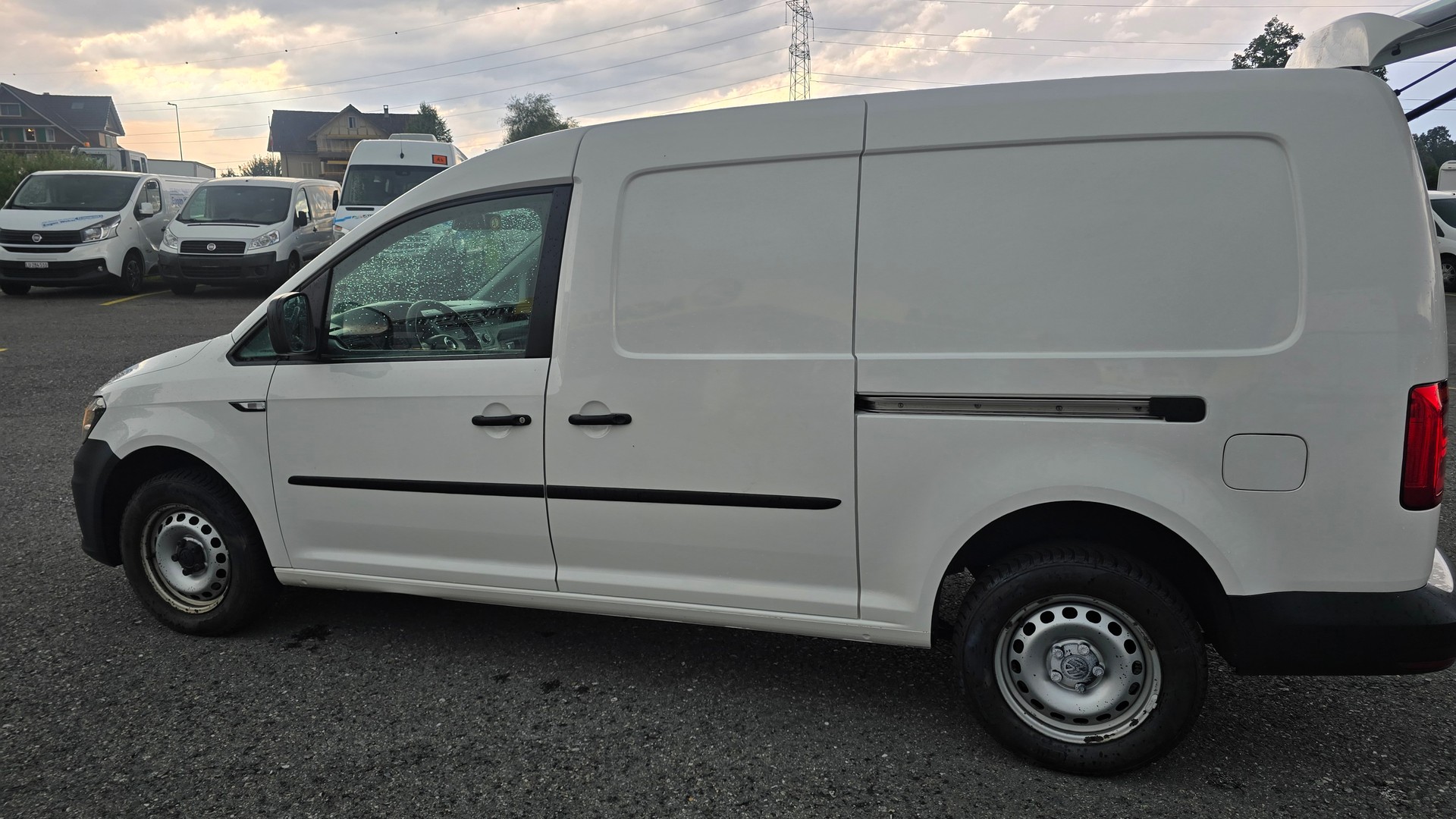 VW Caddy Maxi 2.0TDI BlueMotion Technology-image-8
