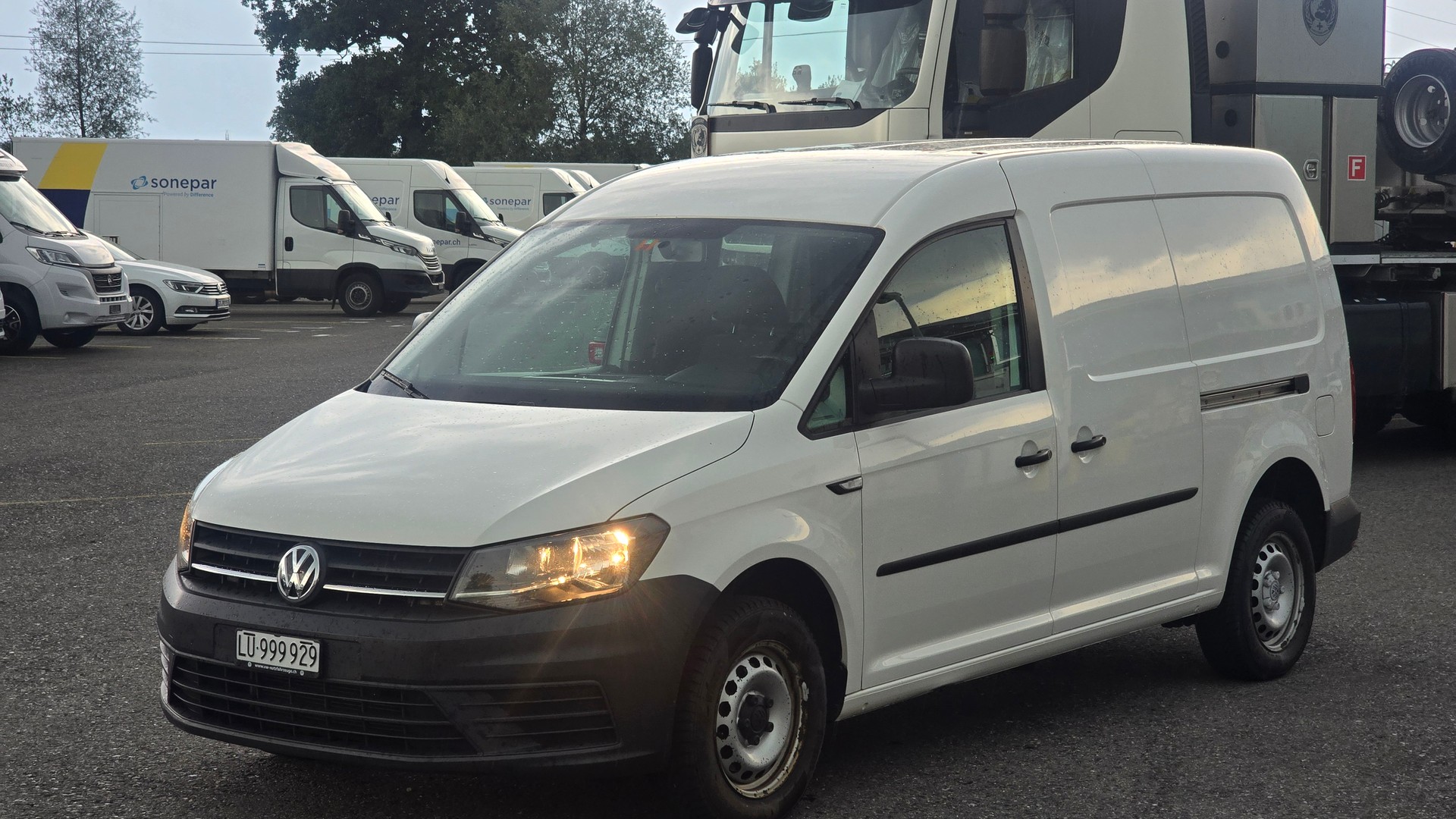 VW Caddy Maxi 2.0TDI BlueMotion Technology-image-0