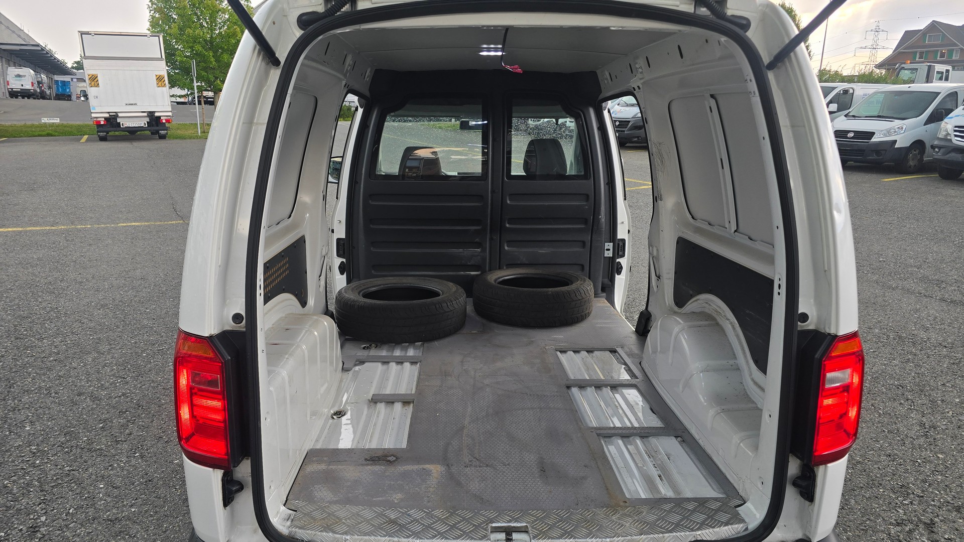 VW Caddy Maxi 2.0TDI BlueMotion Technology-image-9