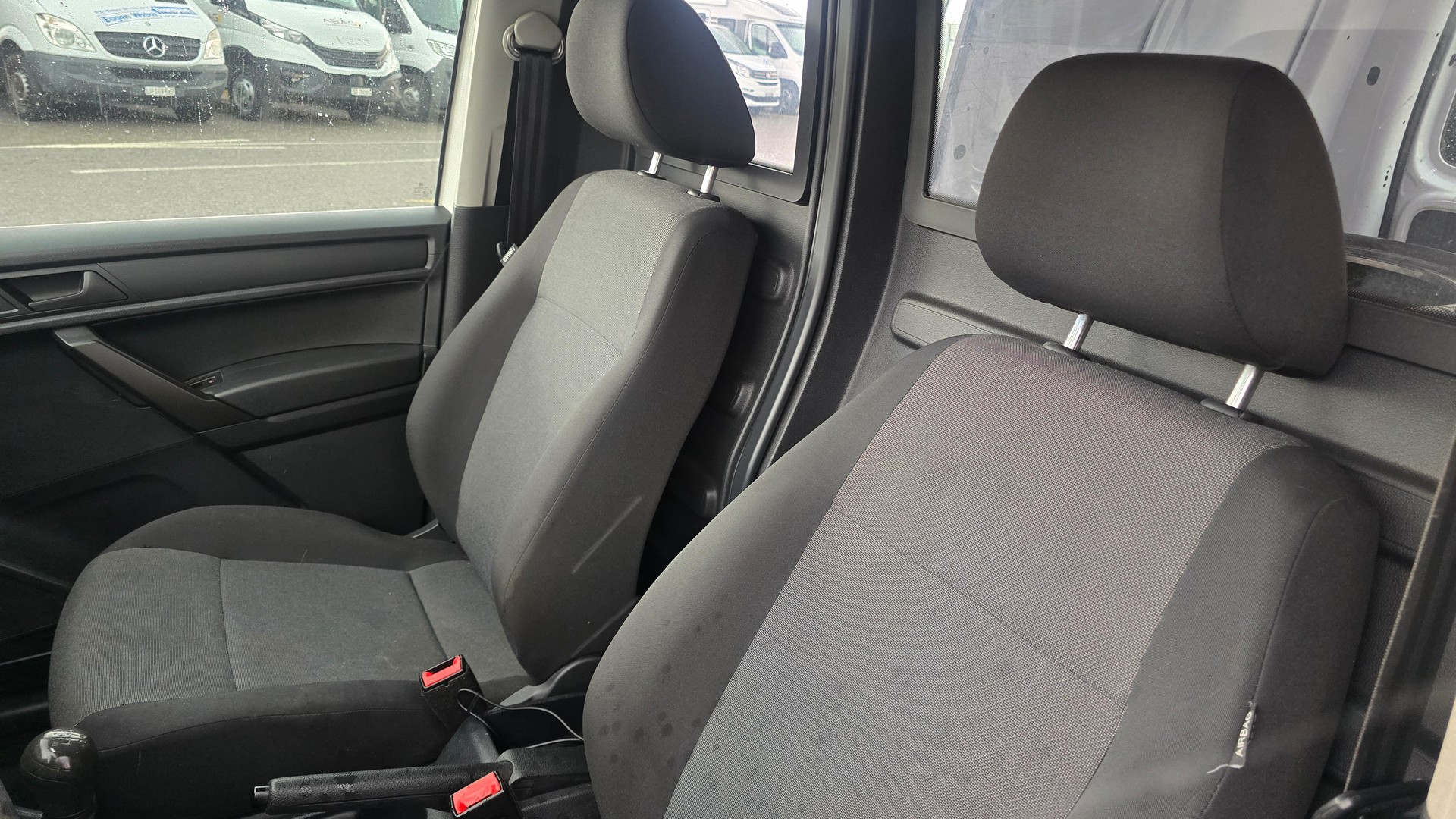 VW Caddy Maxi 2.0TDI BlueMotion Technology-image-13