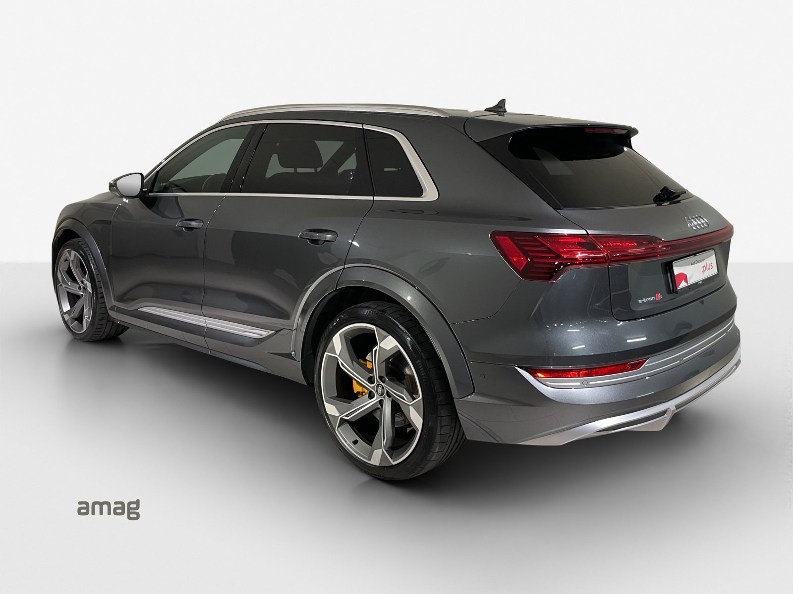 AUDI e-tron S quattro-showroom-element-2