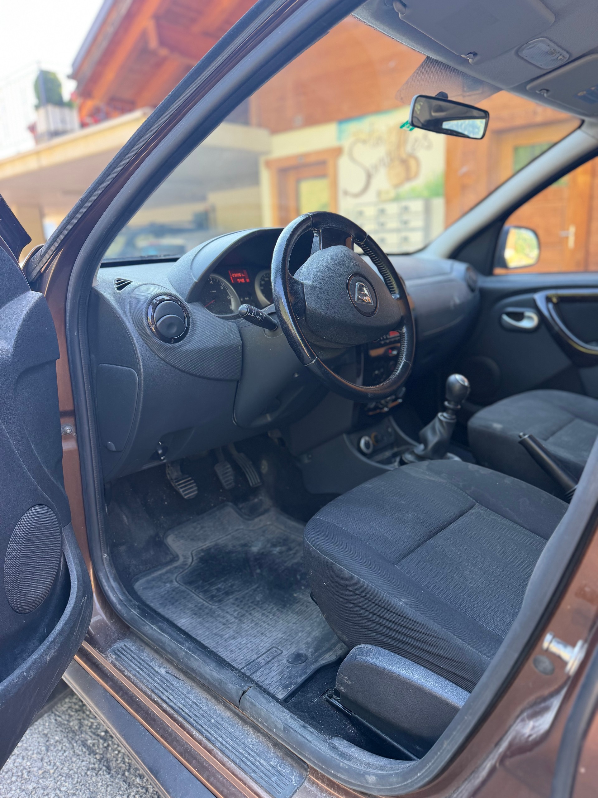 DACIA Duster 1.5 dCi Lauréate 4x4-image-9
