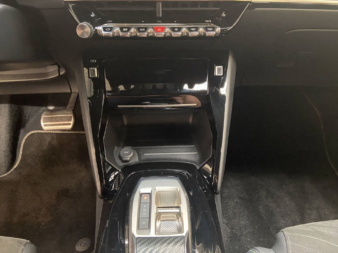 PEUGEOT 2008 1.2 Hybrid 145 GT-image-8