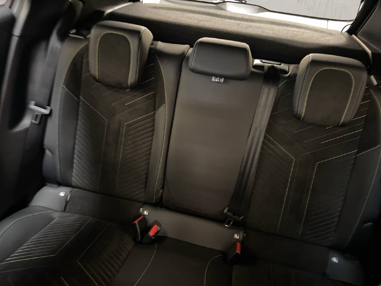 PEUGEOT 2008 1.2 Hybrid 145 GT-image-12
