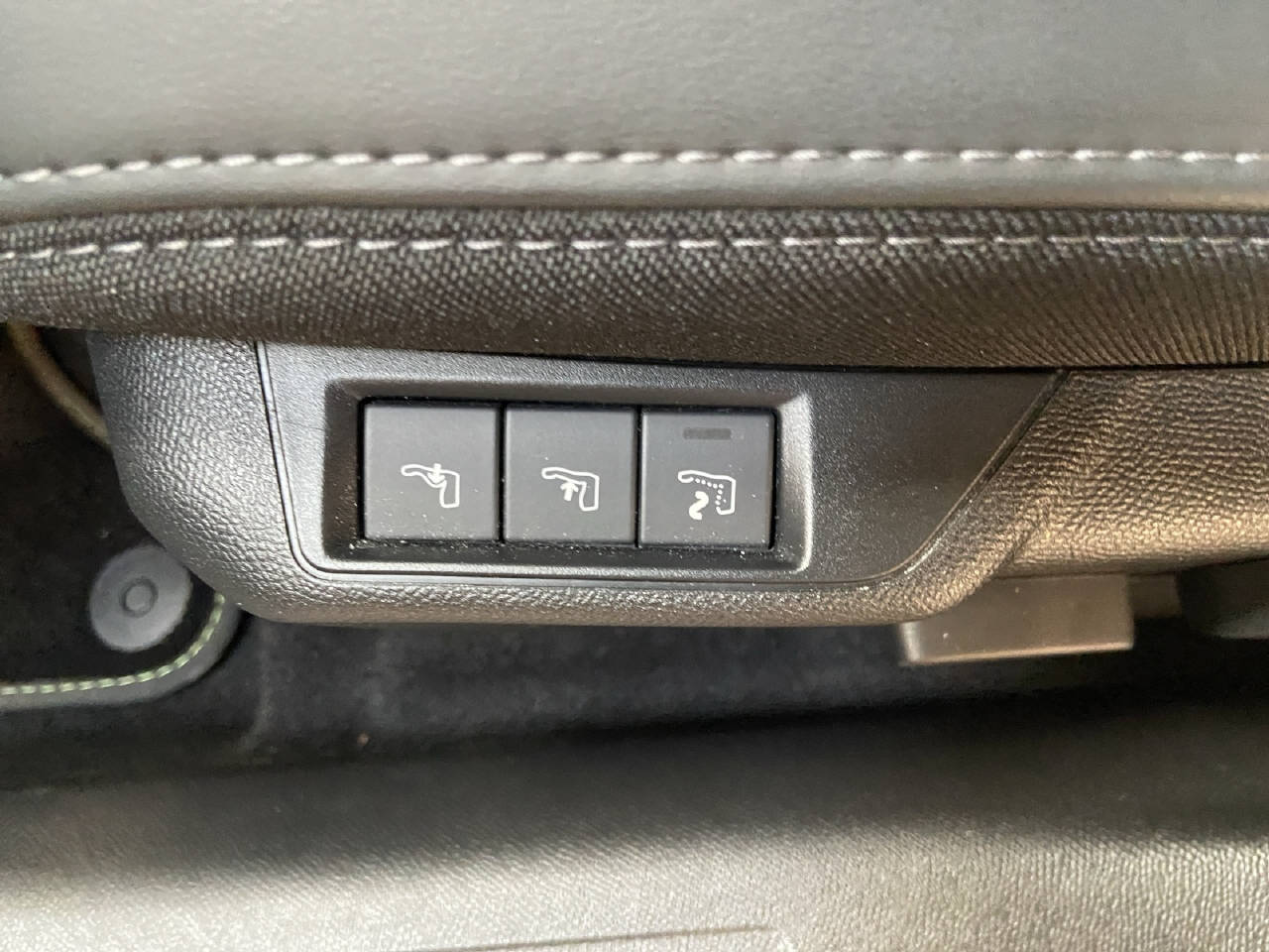 PEUGEOT 2008 1.2 Hybrid 145 GT-image-10