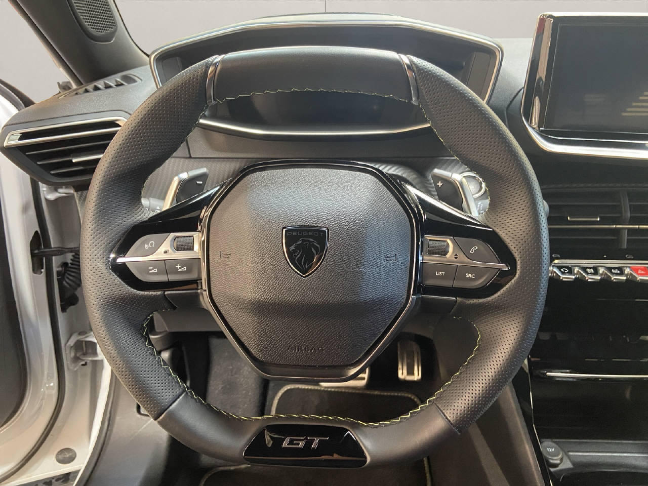 PEUGEOT 2008 1.2 Hybrid 145 GT-image-6