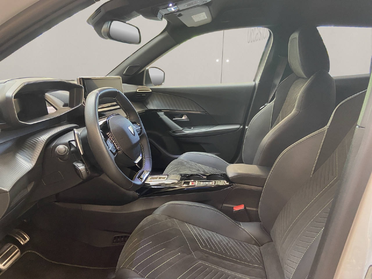 PEUGEOT 2008 1.2 Hybrid 145 GT-image-4