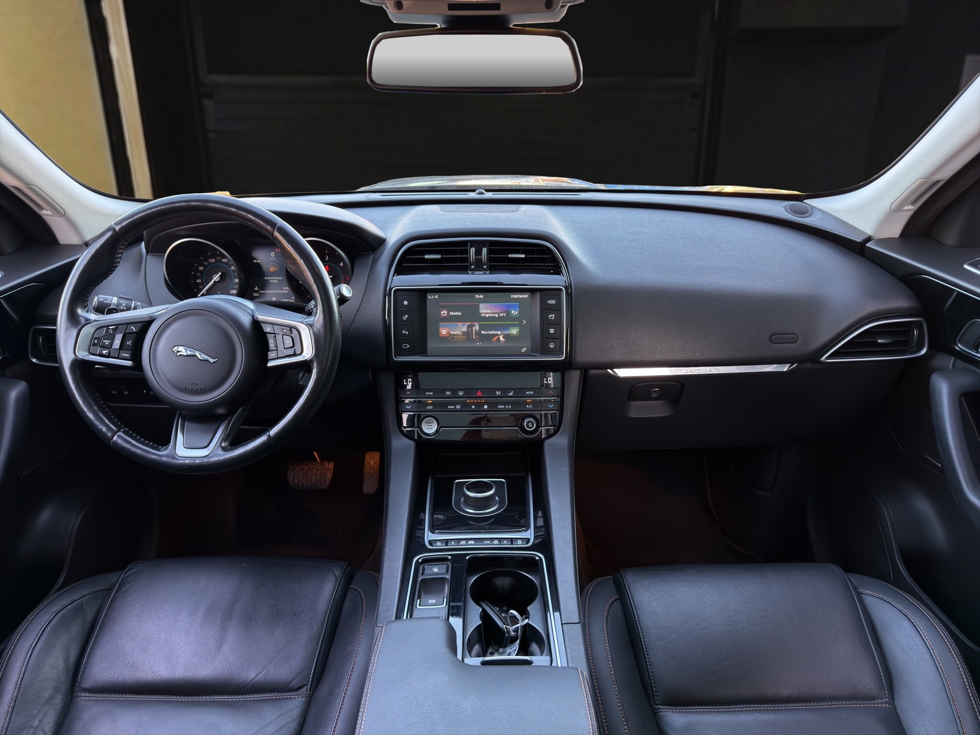 JAGUAR F-Pace 3.0 V6 D Prestige AWD-image-11