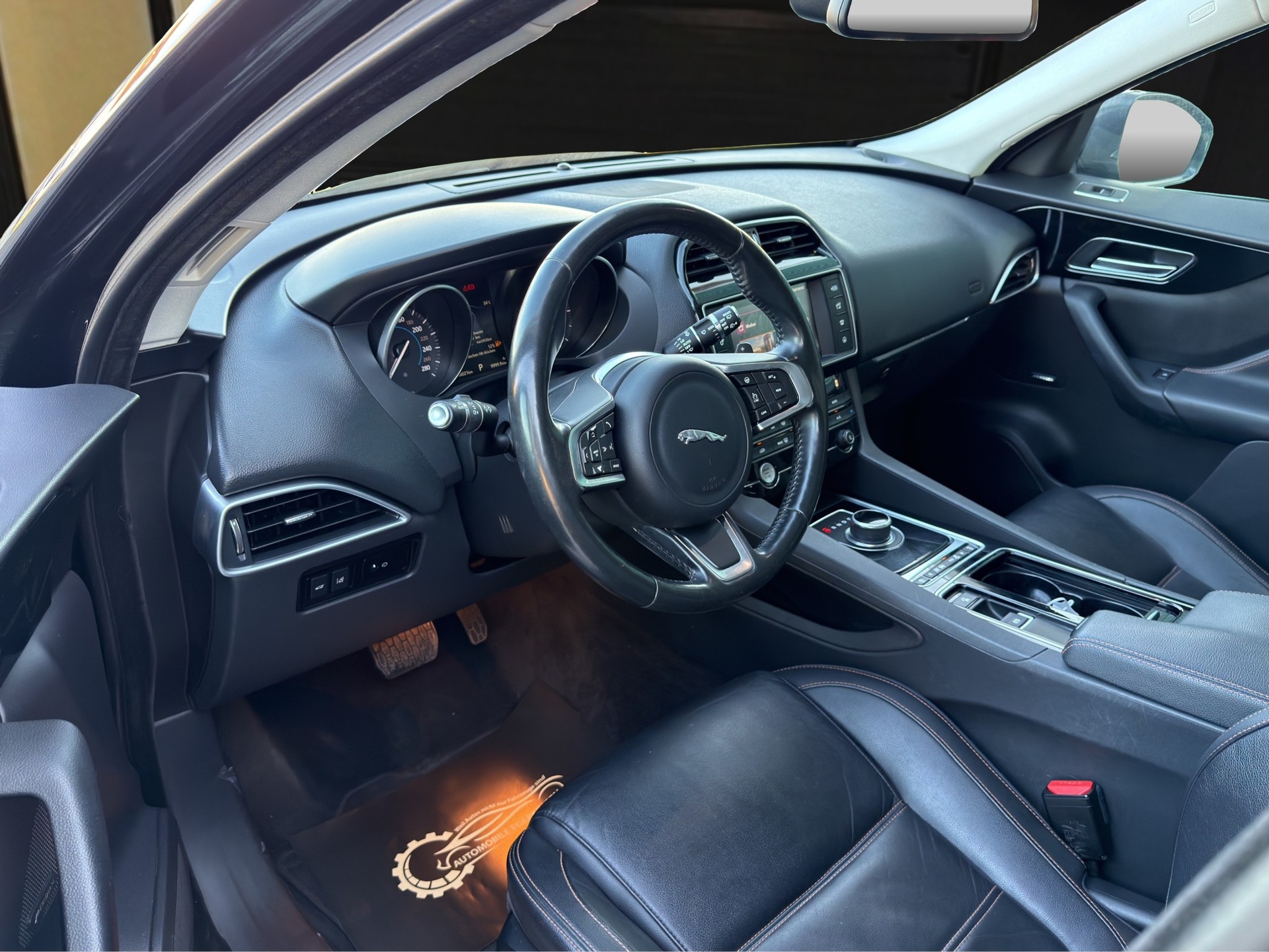 JAGUAR F-Pace 3.0 V6 D Prestige AWD-image-8