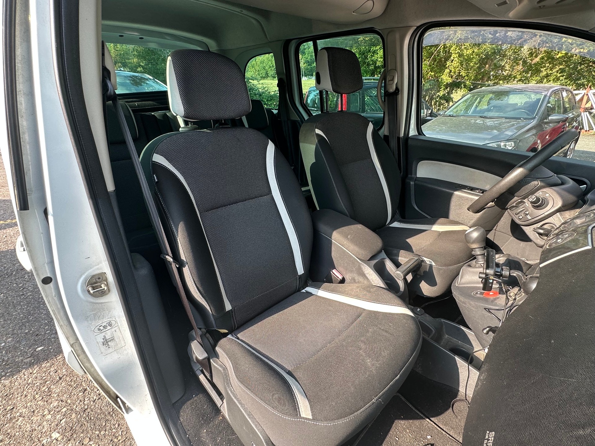 RENAULT Kangoo 1.5 dCi Happy Family-image-12