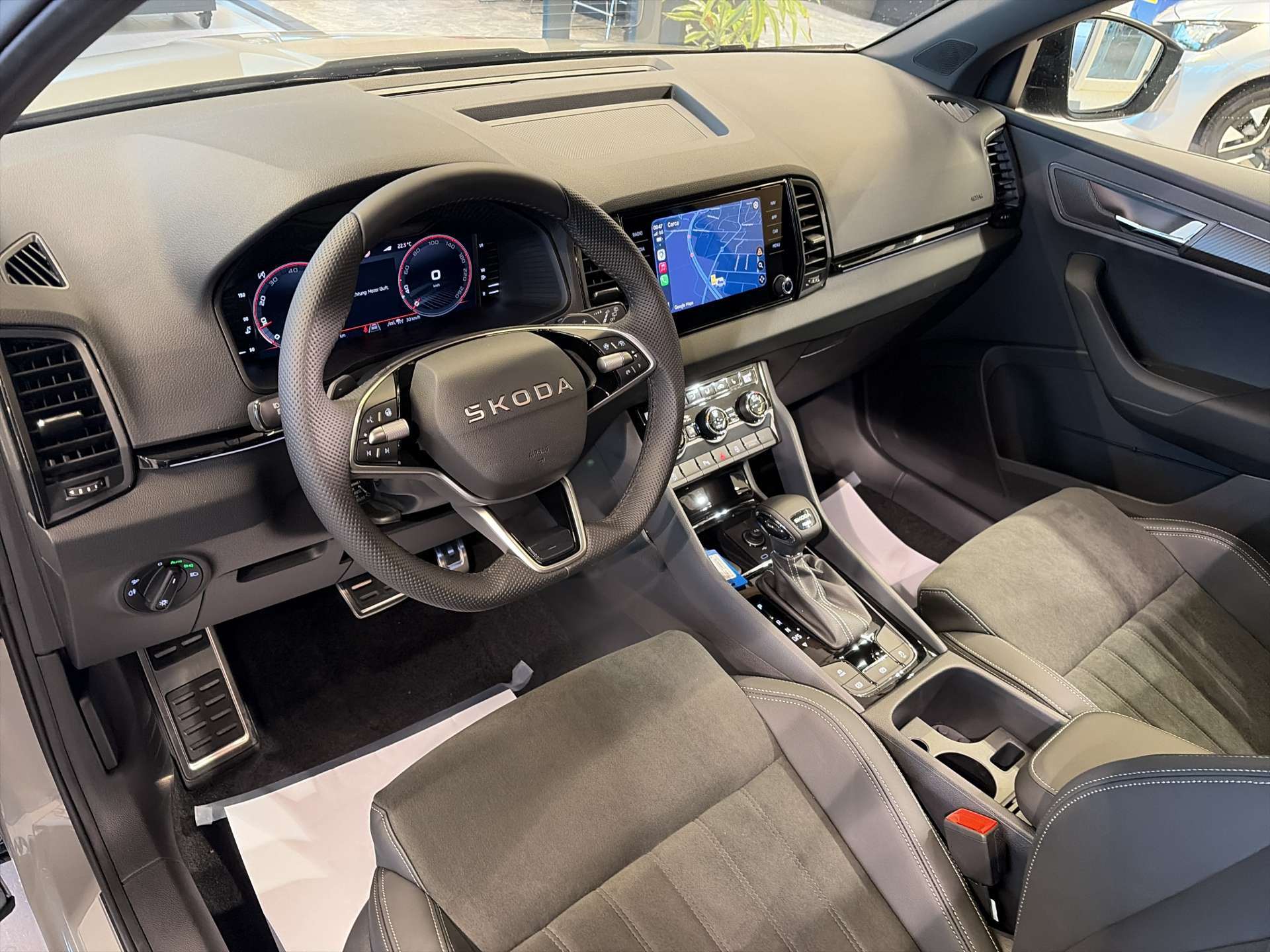 SKODA Karoq 2.0 TSi SportLine 4x4 DSG-Automat-image-5