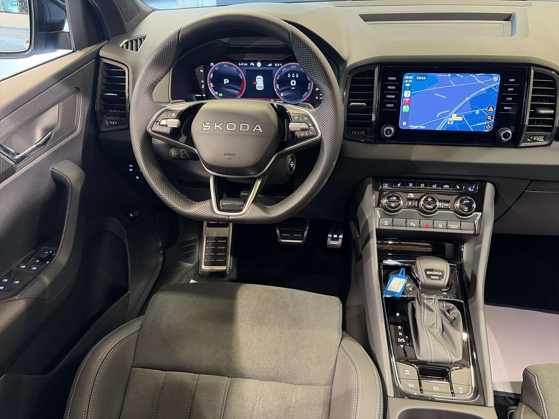 SKODA Karoq 2.0 TSi SportLine 4x4 DSG-Automat-image-4