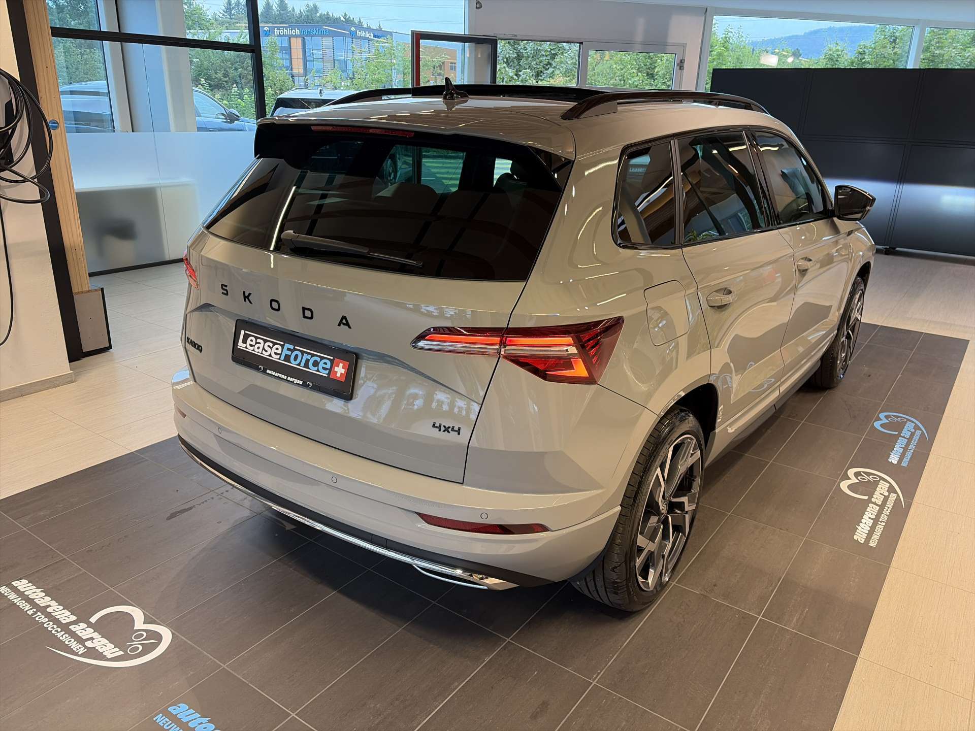 SKODA Karoq 2.0 TSi SportLine 4x4 DSG-Automat-image-2