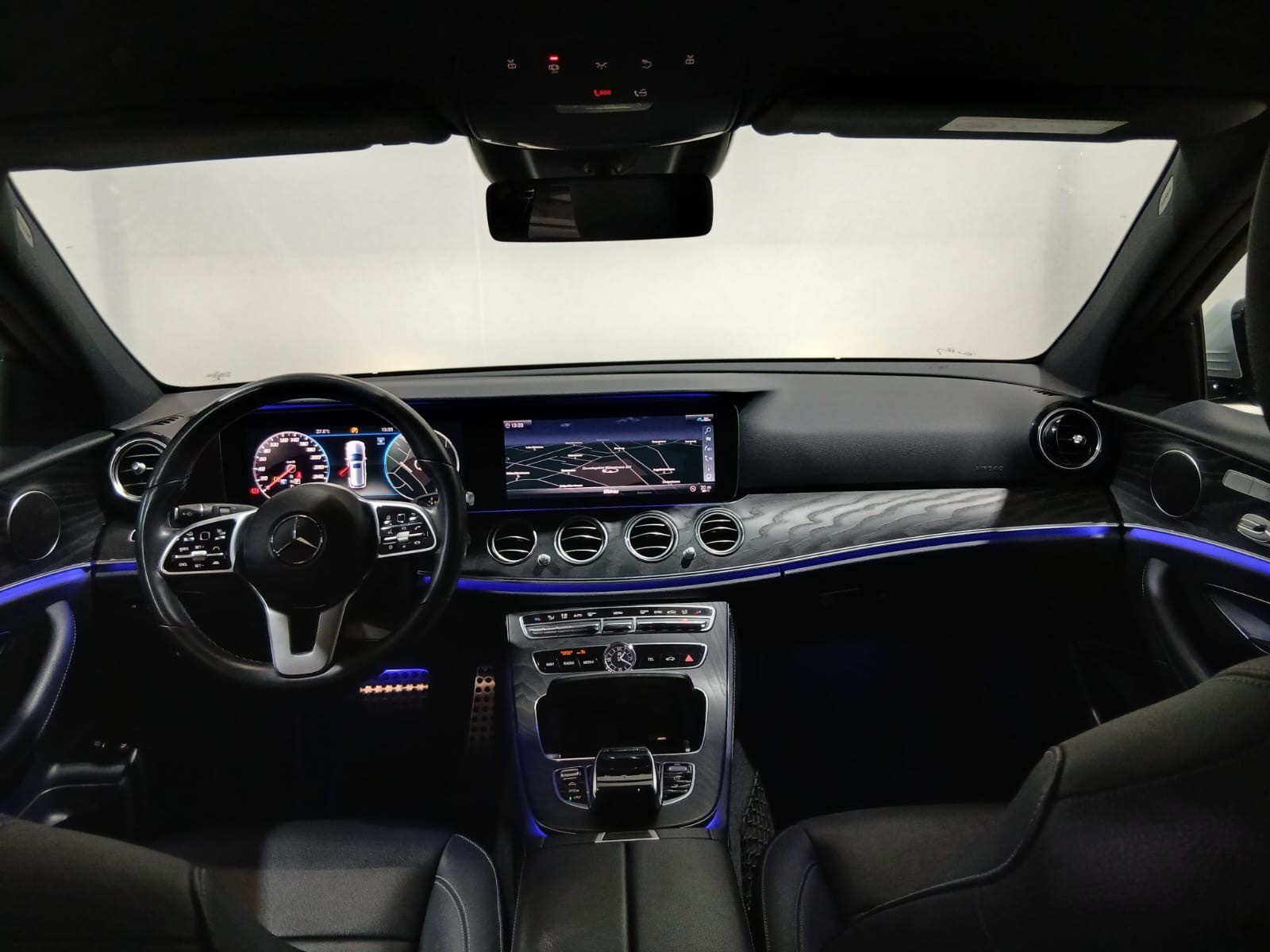 MERCEDES-BENZ E 220 d Avantgarde 4Matic 9G-Tronic-image-11