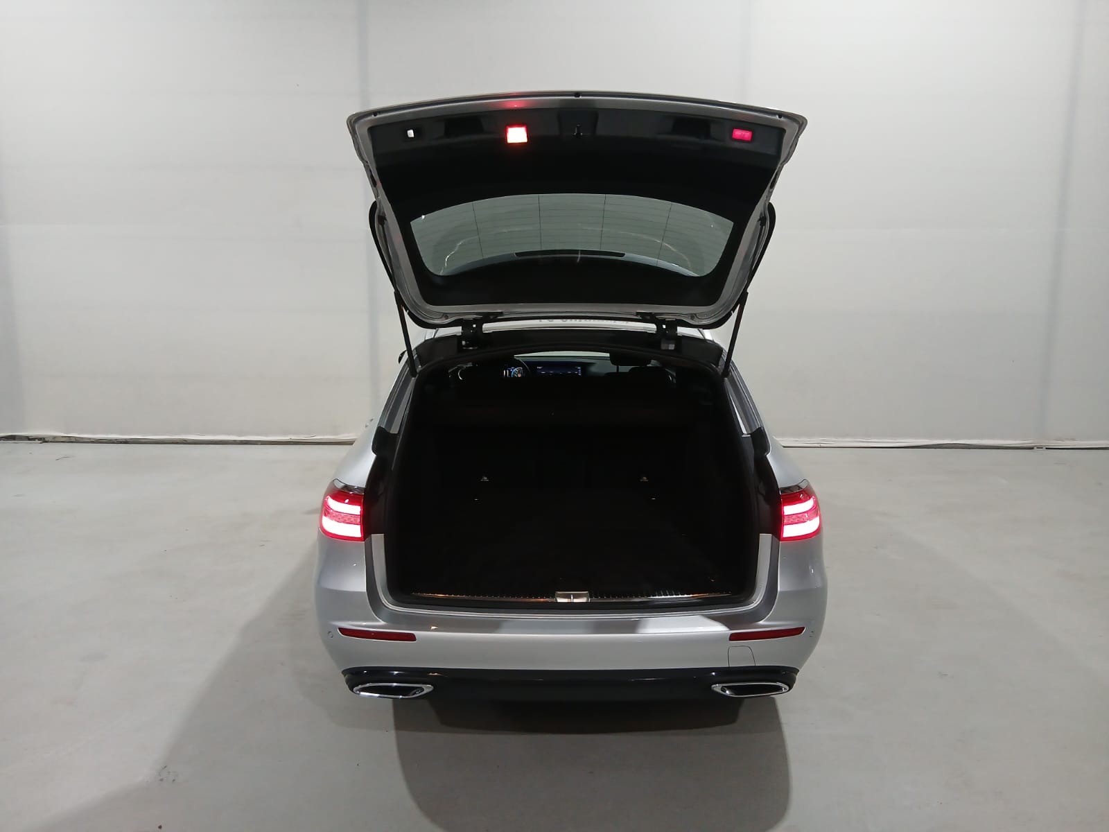 MERCEDES-BENZ E 220 d Avantgarde 4Matic 9G-Tronic-image-10