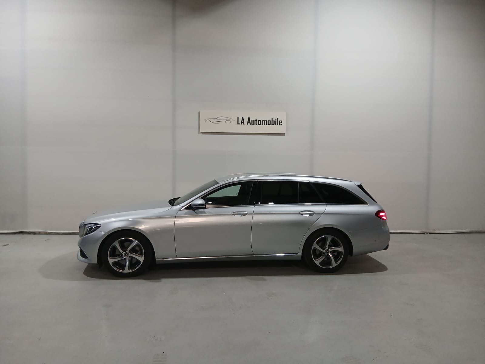 MERCEDES-BENZ E 220 d Avantgarde 4Matic 9G-Tronic-image-2