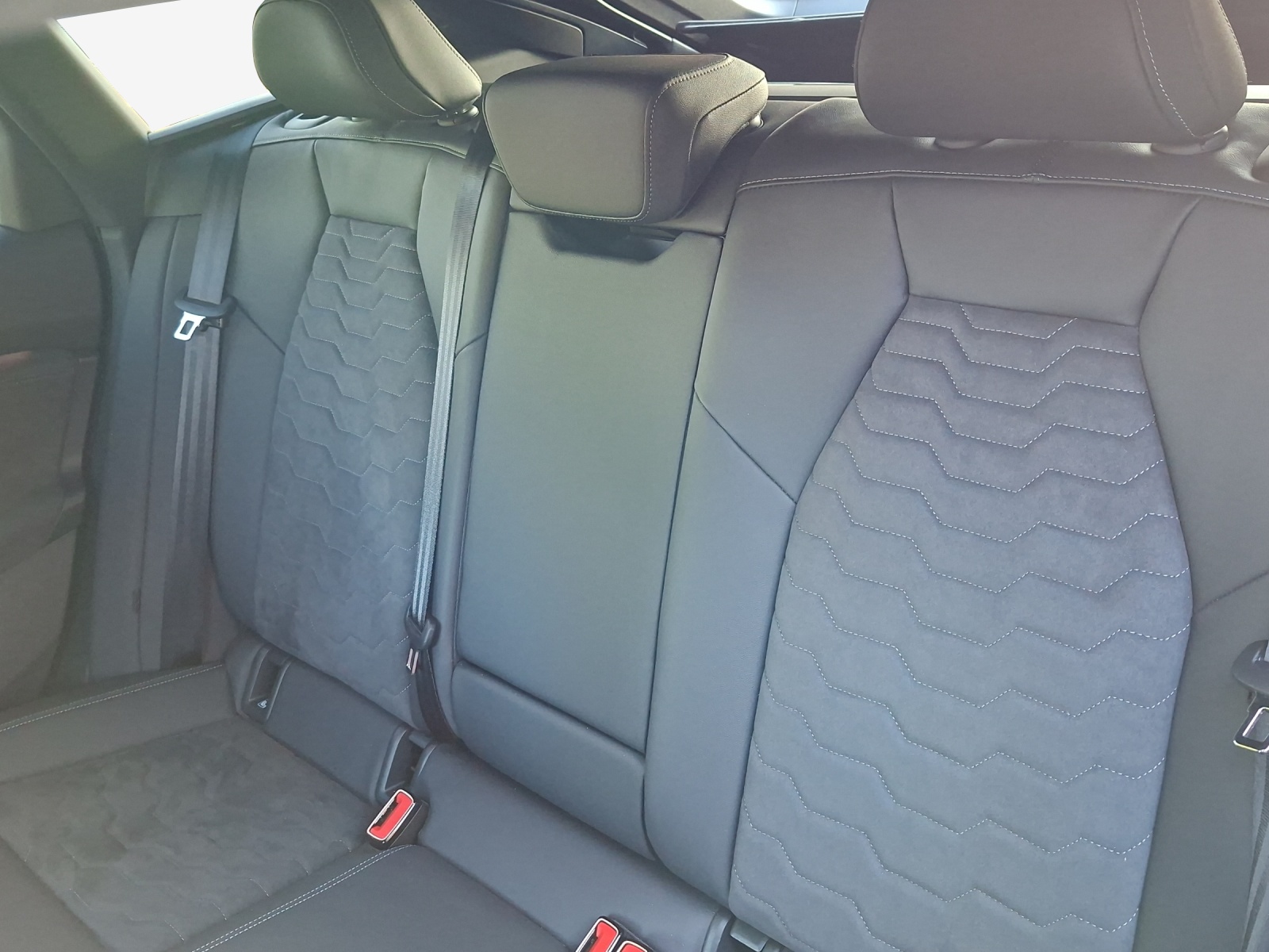 AUDI A6 Avant e-tron quattro-image-12