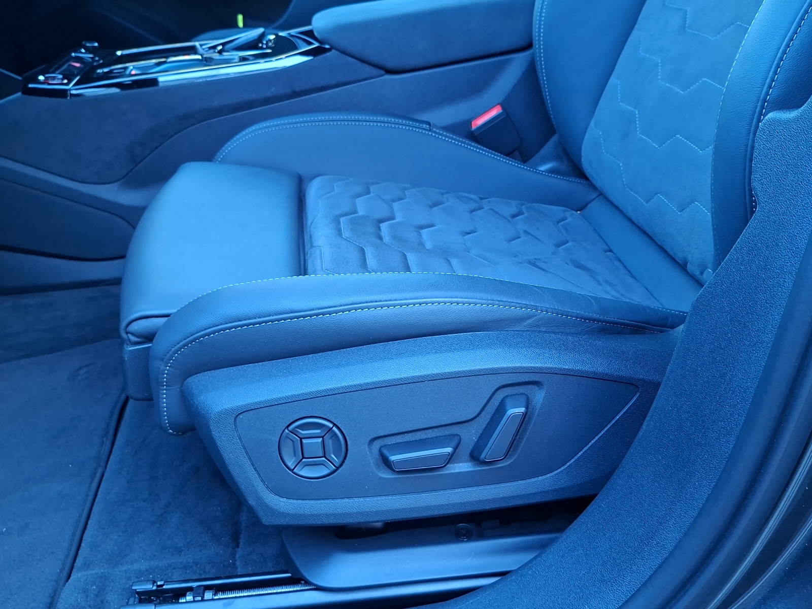 AUDI A6 Avant e-tron quattro-image-15