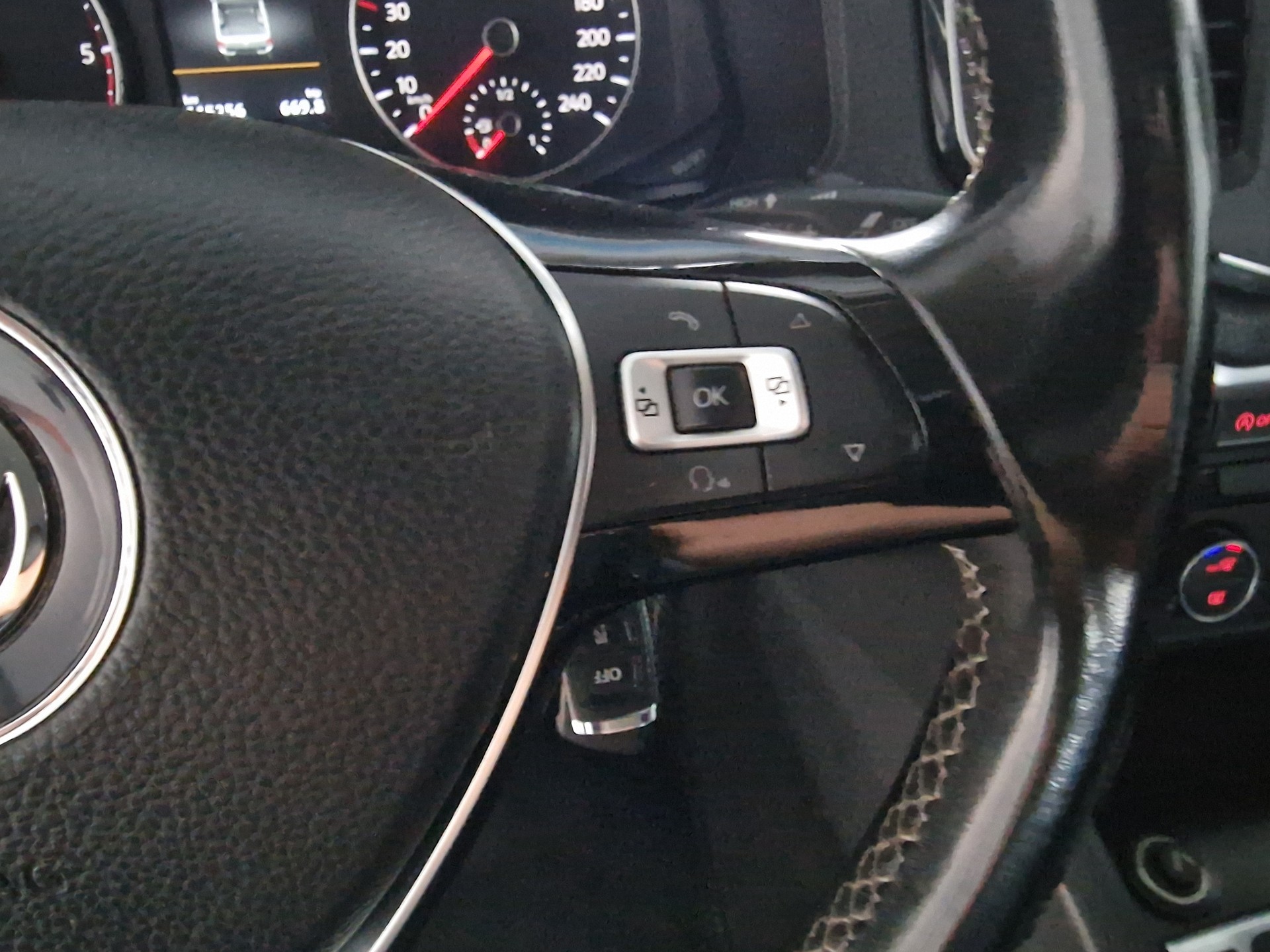 VW Amarok 3.0TDI Aventura 4Motion Automatic 24Mt Gara AHK 3.3t-image-15