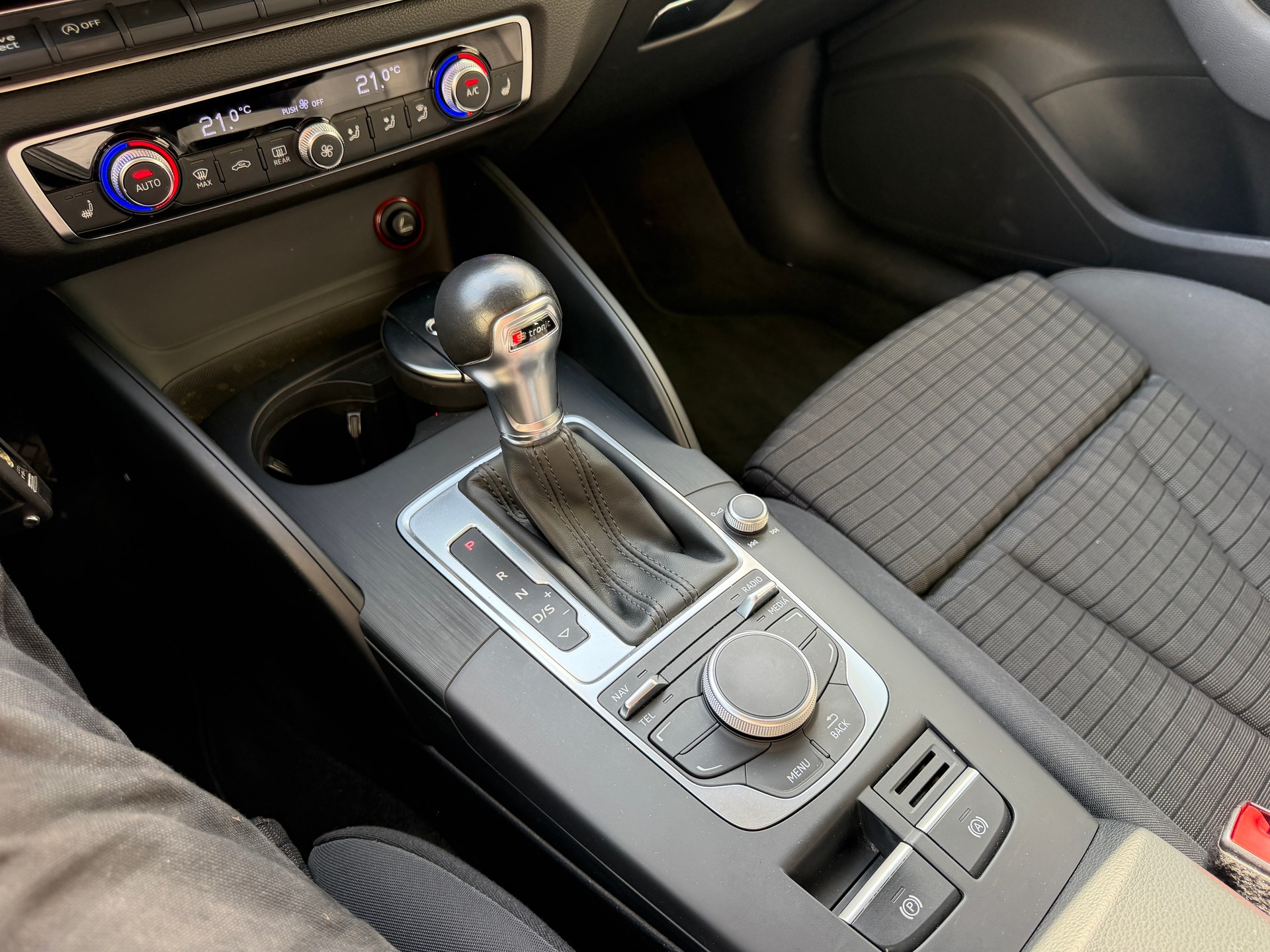 AUDI A3 Sportback 1.4 TFSI Ambition S-tronic-image-11